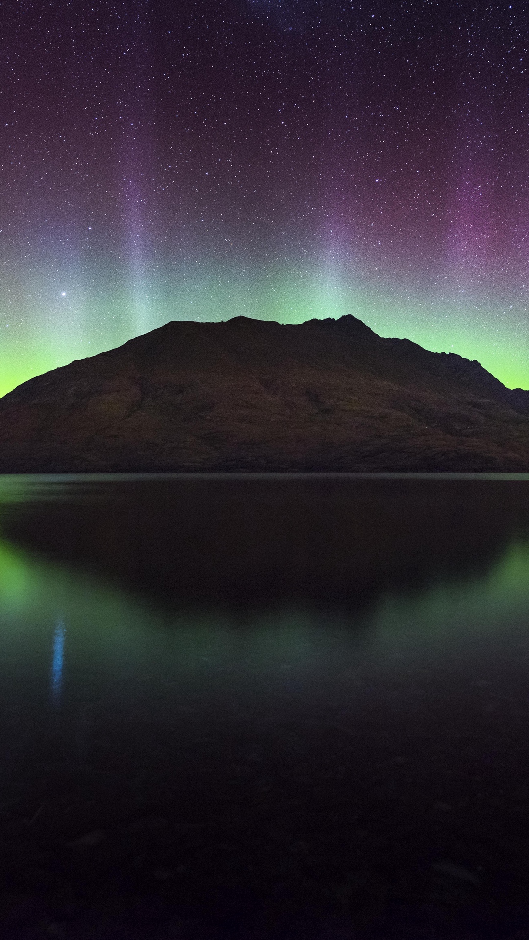 Aurora boreale su montagna e lago, 1080x1920 Verticale, Mobile