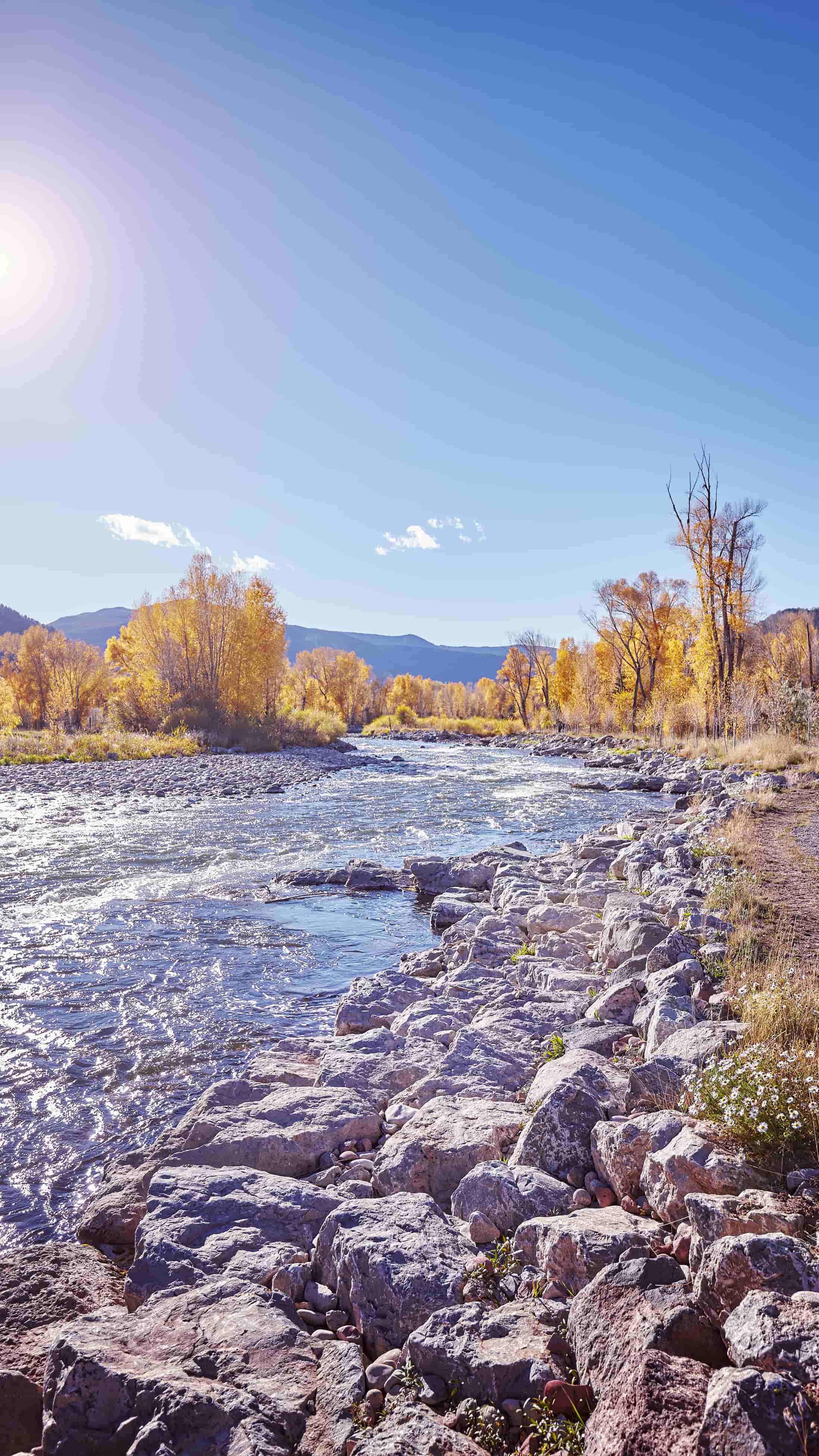 Fiume roccioso paesaggio autunnale, 2194x3900 Verticale, Telefono