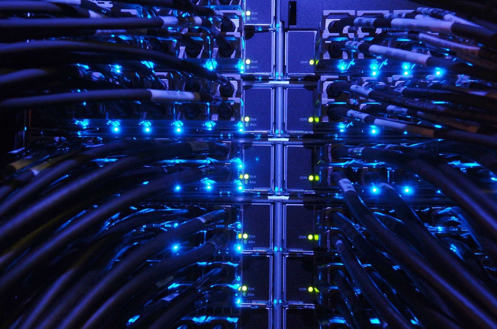 Server rete con luci blu, 1600x1060 900p, Laptop