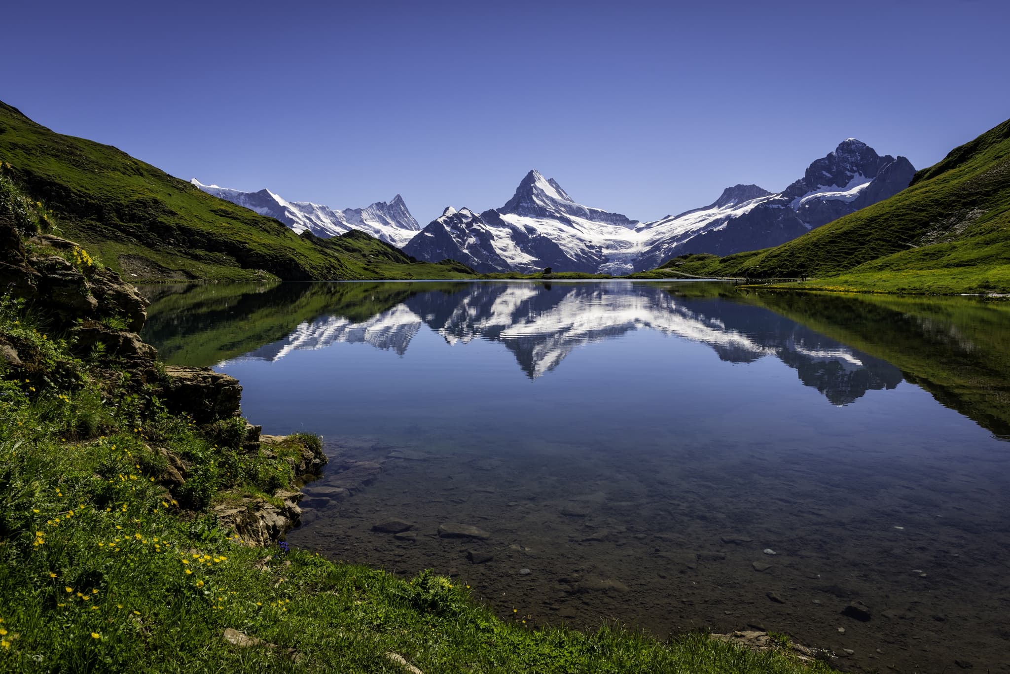 Lago alpino con riflesso montagne, 2048x1367 Hi-Res, Desktop