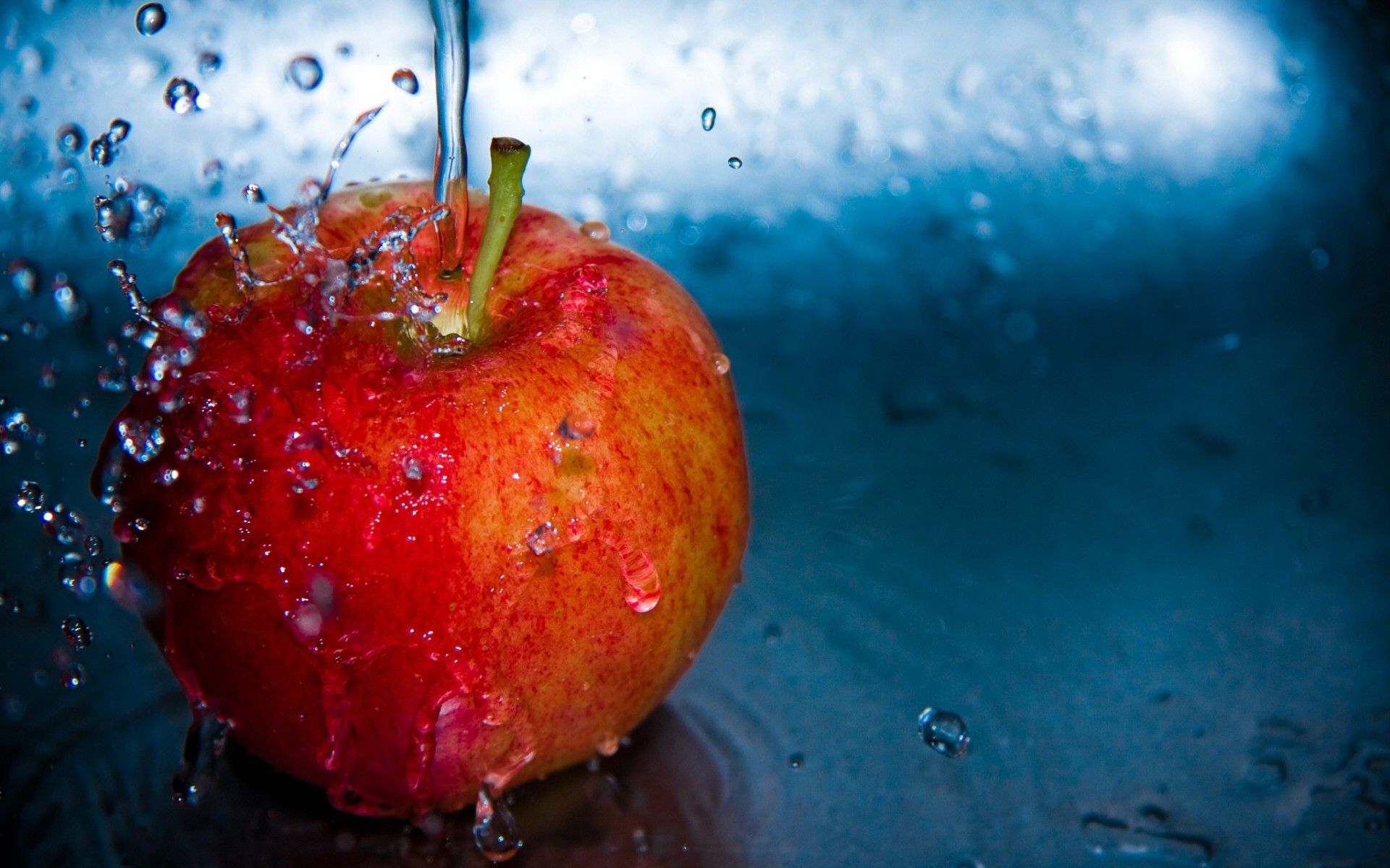 Mela rossa bagnata con schizzi d'acqua, 1920x1200 Full HD+ WUXGA, iMac