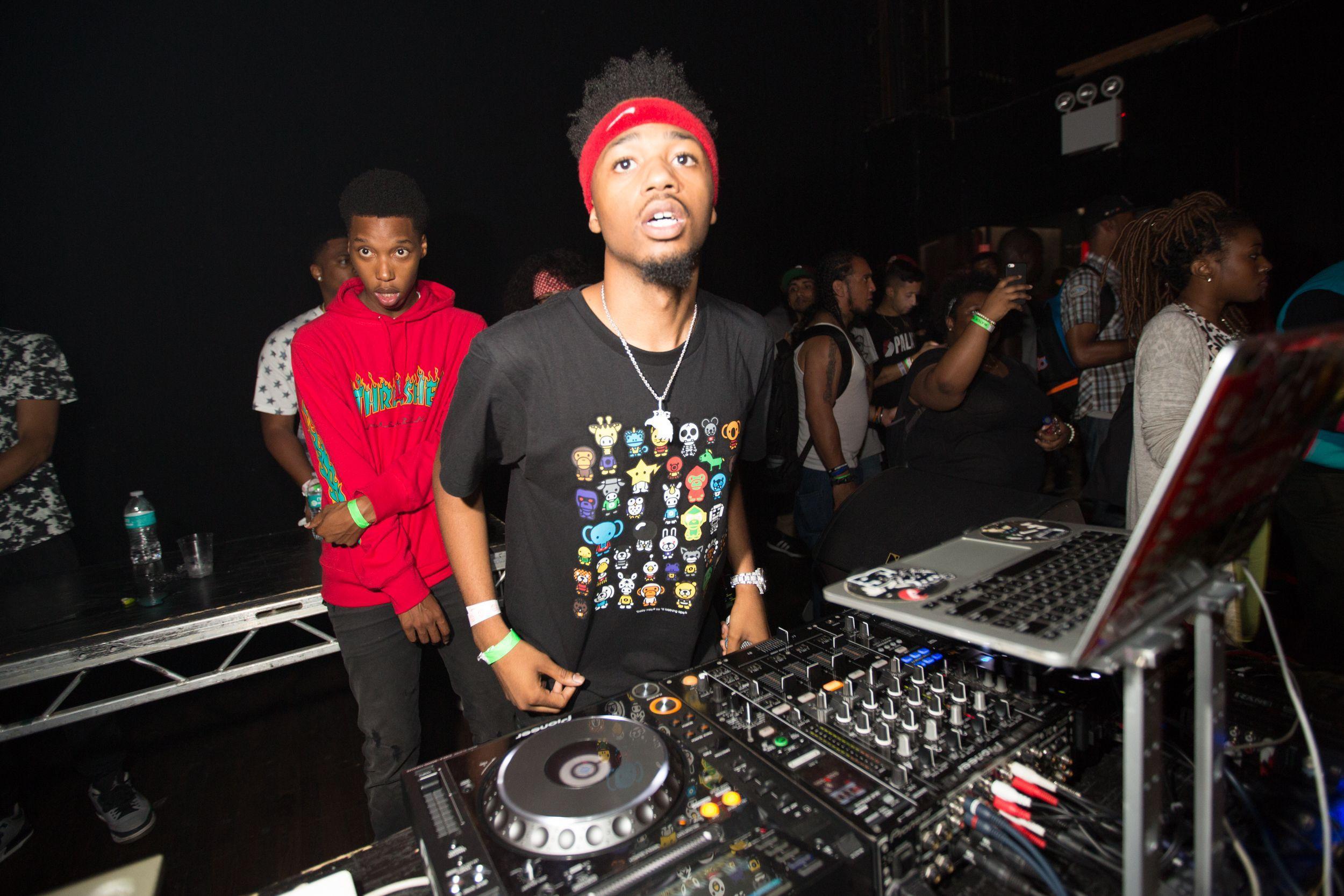 Metro Boomin al mixer DJ, 2500x1667 Hi-Res, Desktop