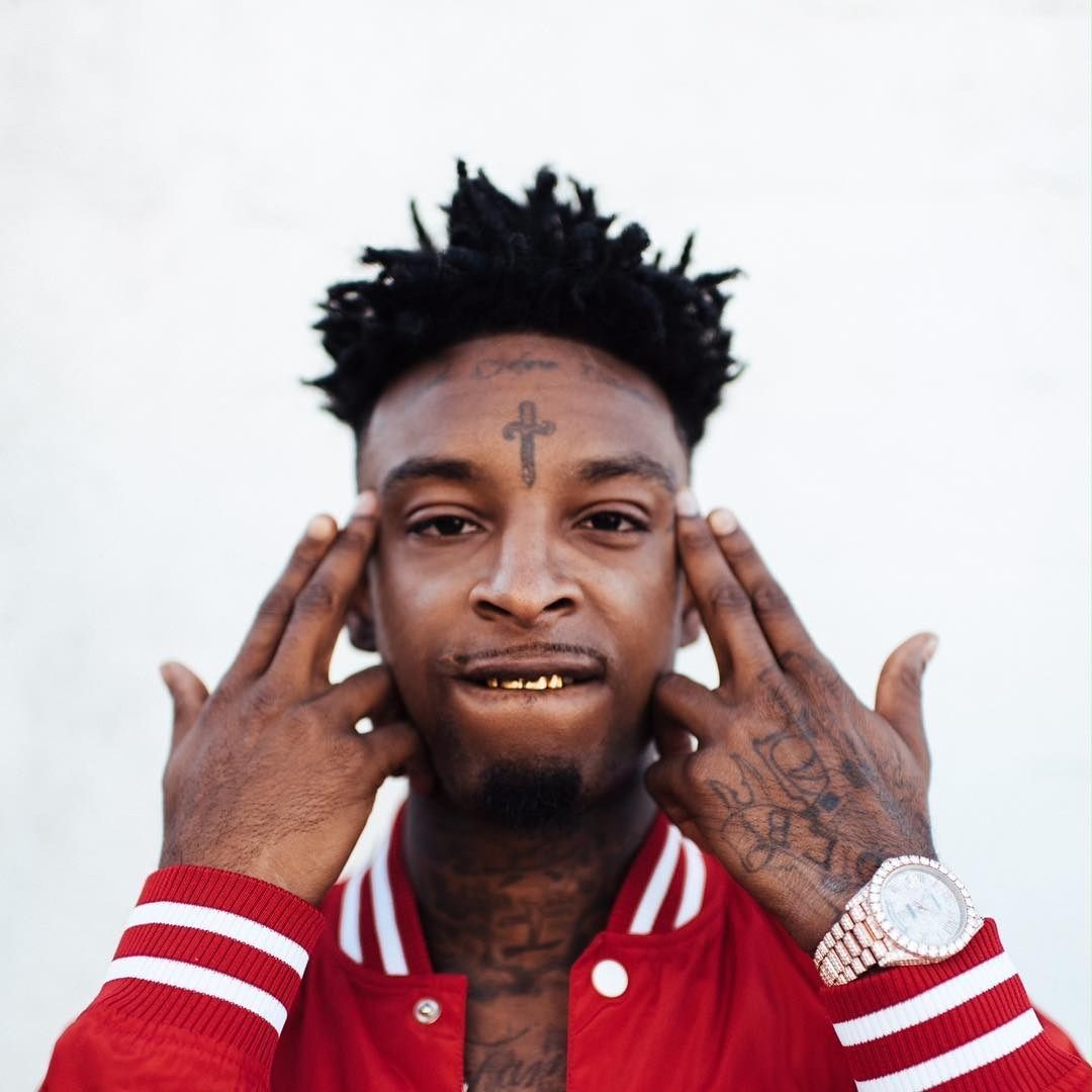 21 Savage davanti a fiori rosa, 1986x1100 Full HD 1080p, Desktop