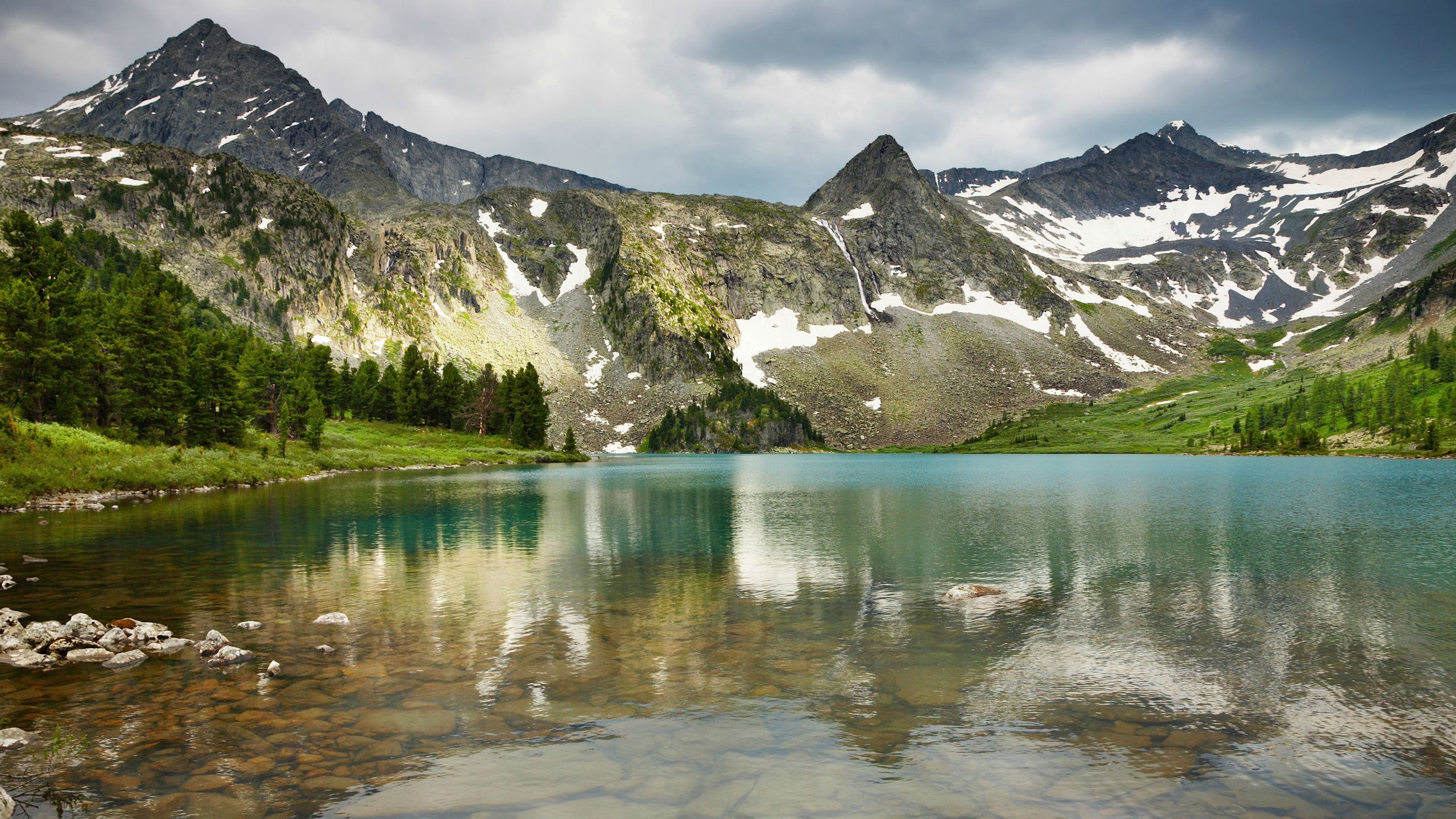 Lago montano con neve, 2560x1440 2K, Desktop