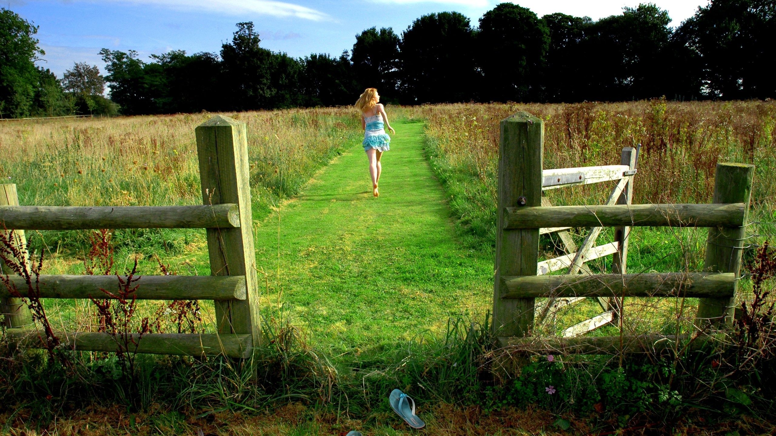 Bambina che corre nel prato, 2560x1440 QHD, Laptop