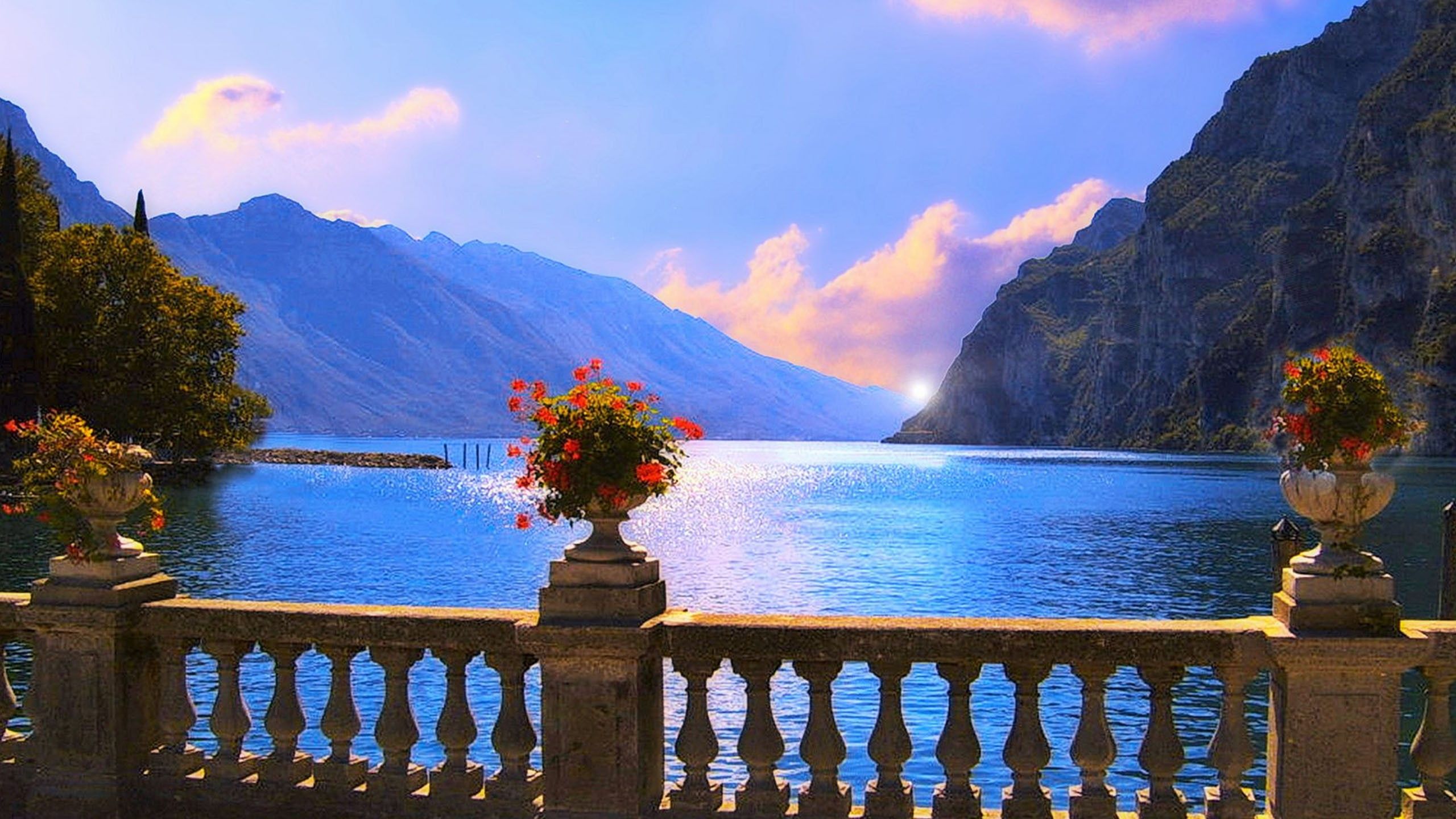 Lago tra montagne con balaustra, 2560x1440 2K, Desktop