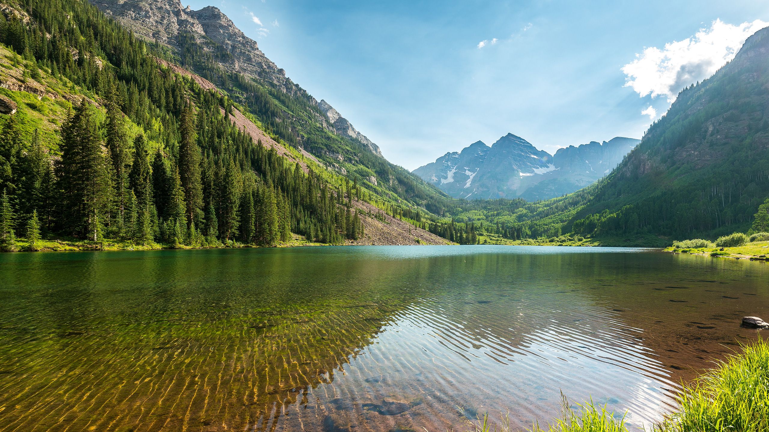 Lago montano con foreste verdi, 2560x1440 QHD, Monitor Gaming