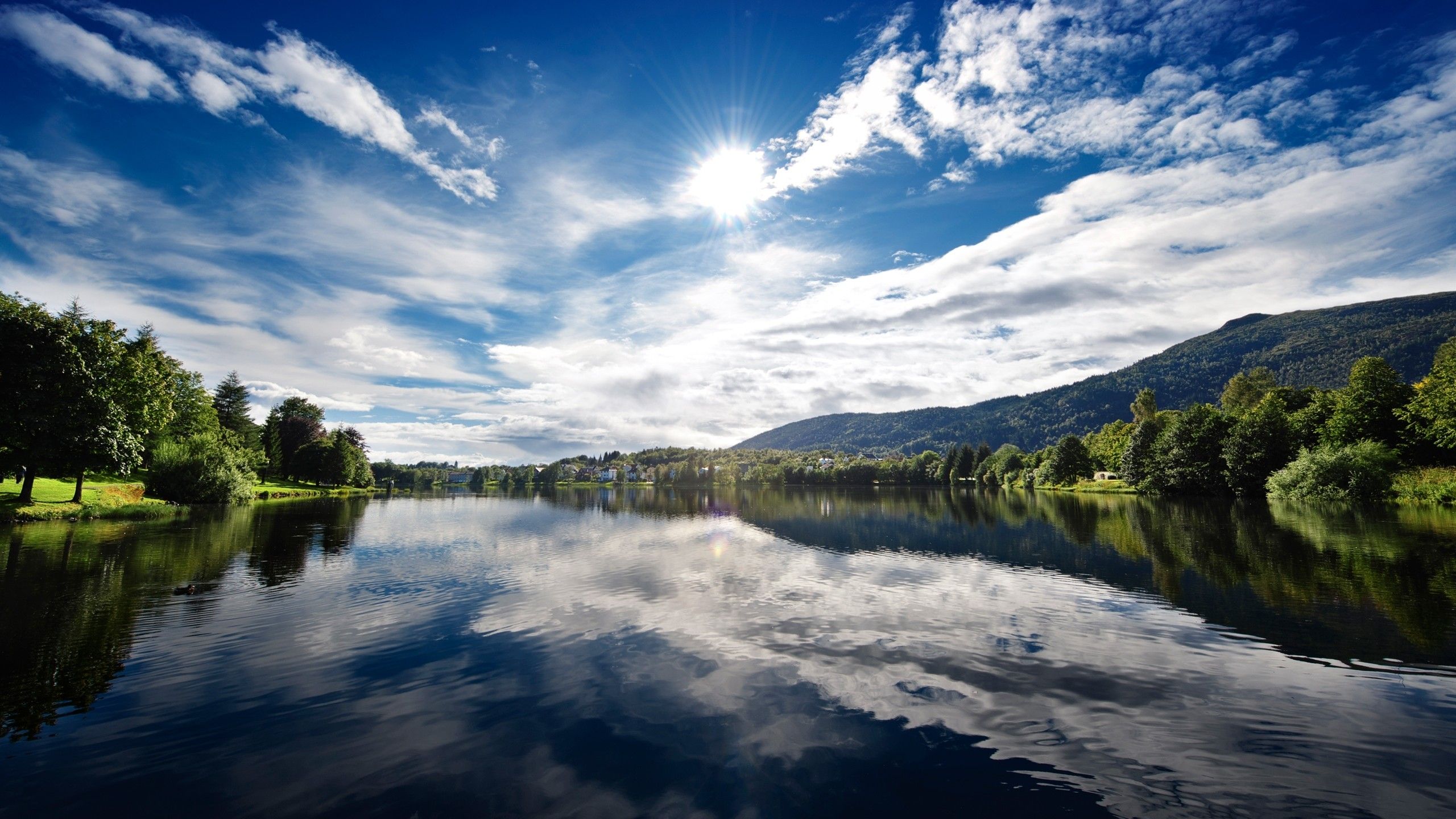 Lago montano con riflesso cielo, 2560x1440 2K, Desktop