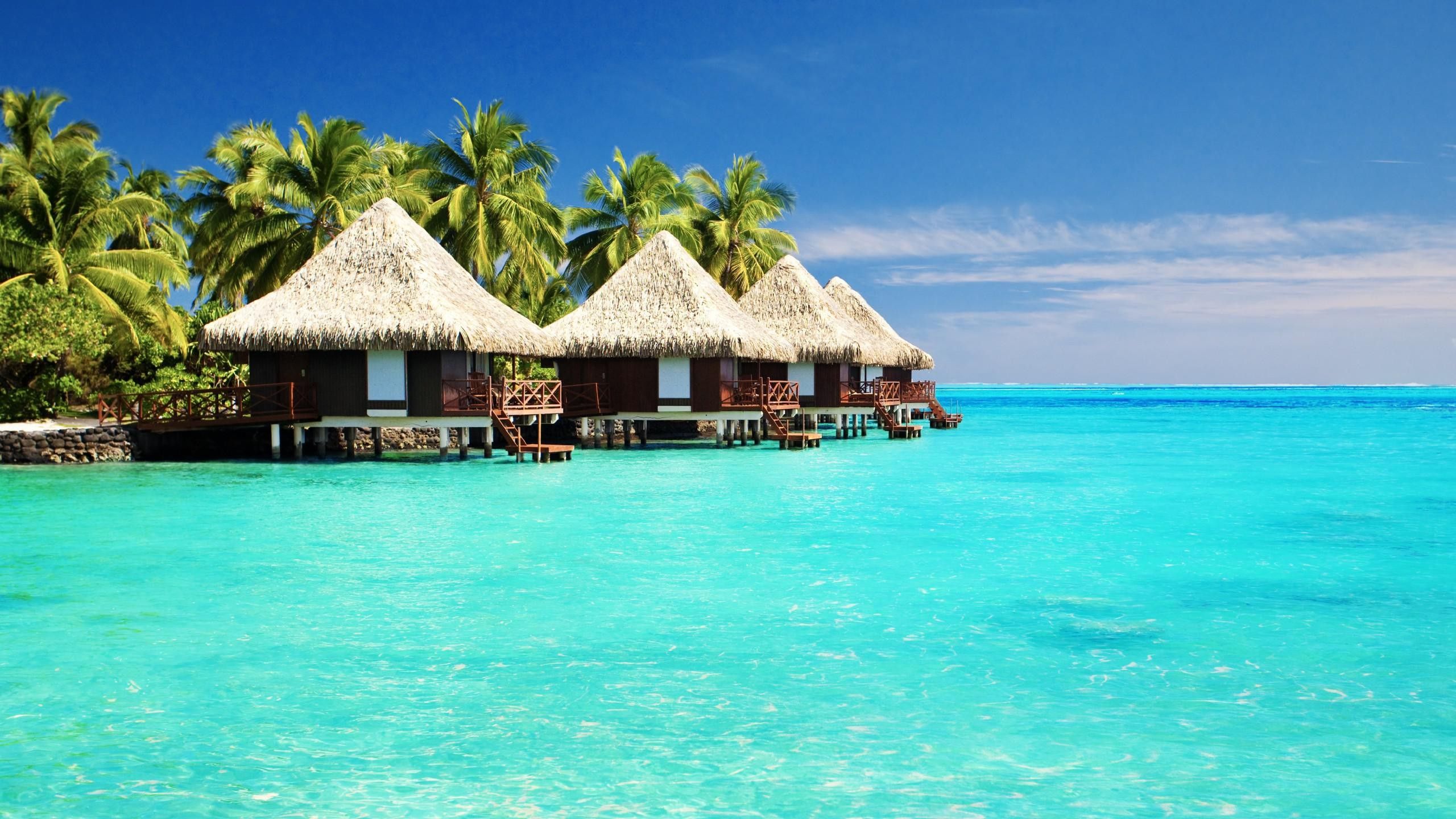 Bungalow tropicali su laguna turchese, 2560x1440 QHD, Laptop
