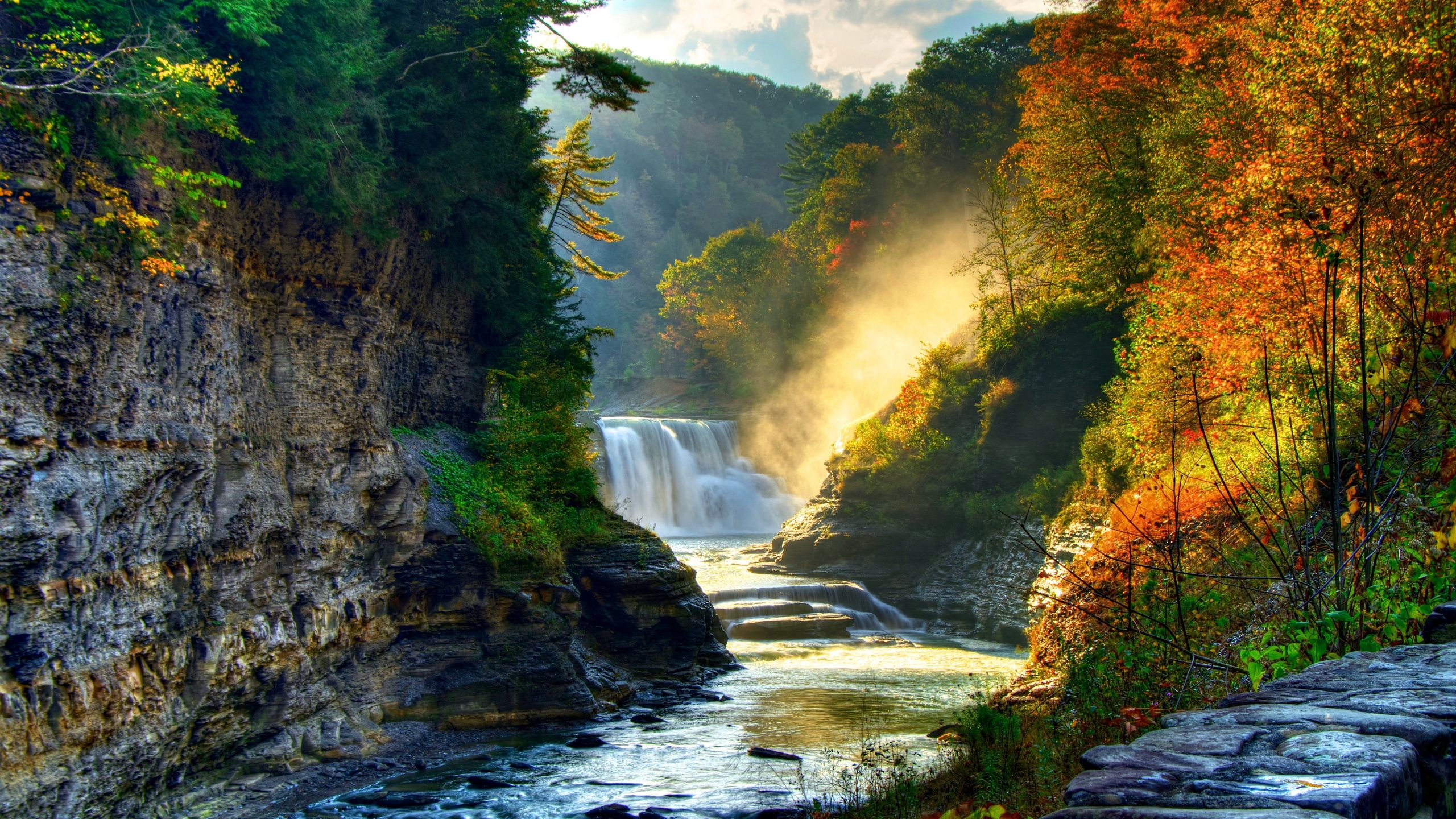 Cascata autunnale tra rocce, 2560x1440 QHD, Monitor Gaming