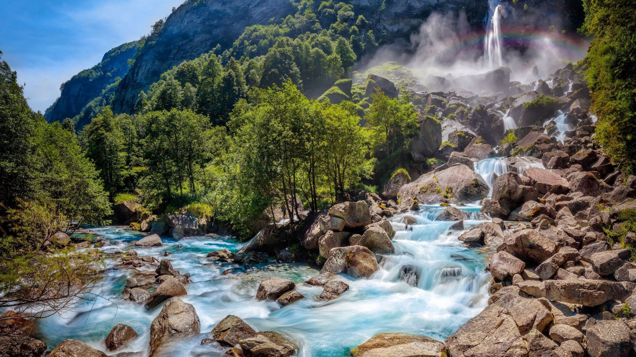 Cascata montana e fiume turchese, 2560x1440 2K, Desktop