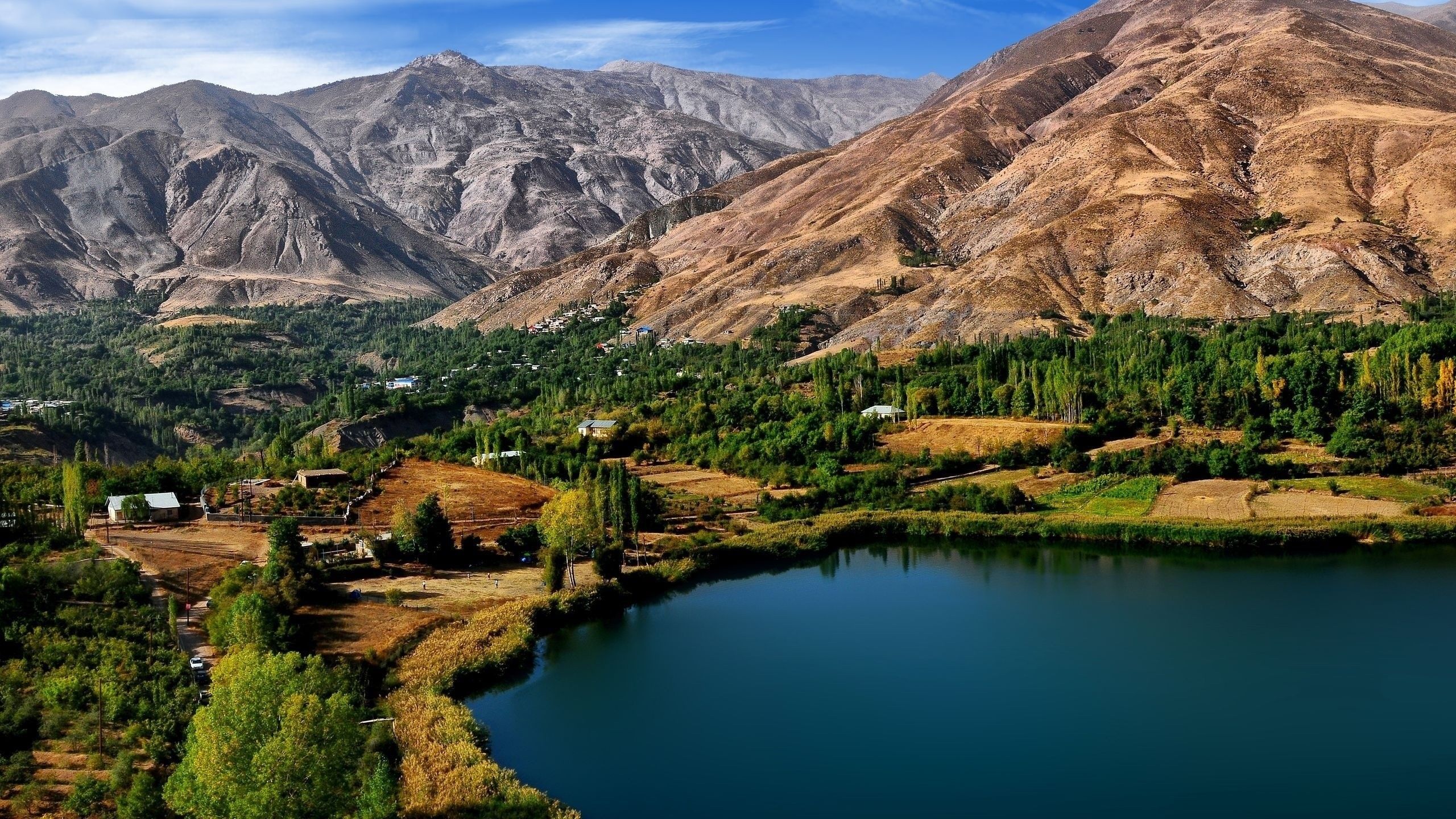 Lago montano con villaggio verde, 2560x1440 1440p, Desktop