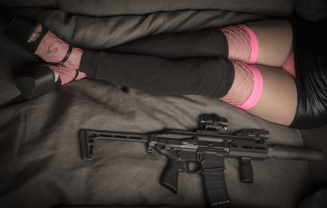 Gambe con calze rosa e fucile, 1332x850 HD, Desktop