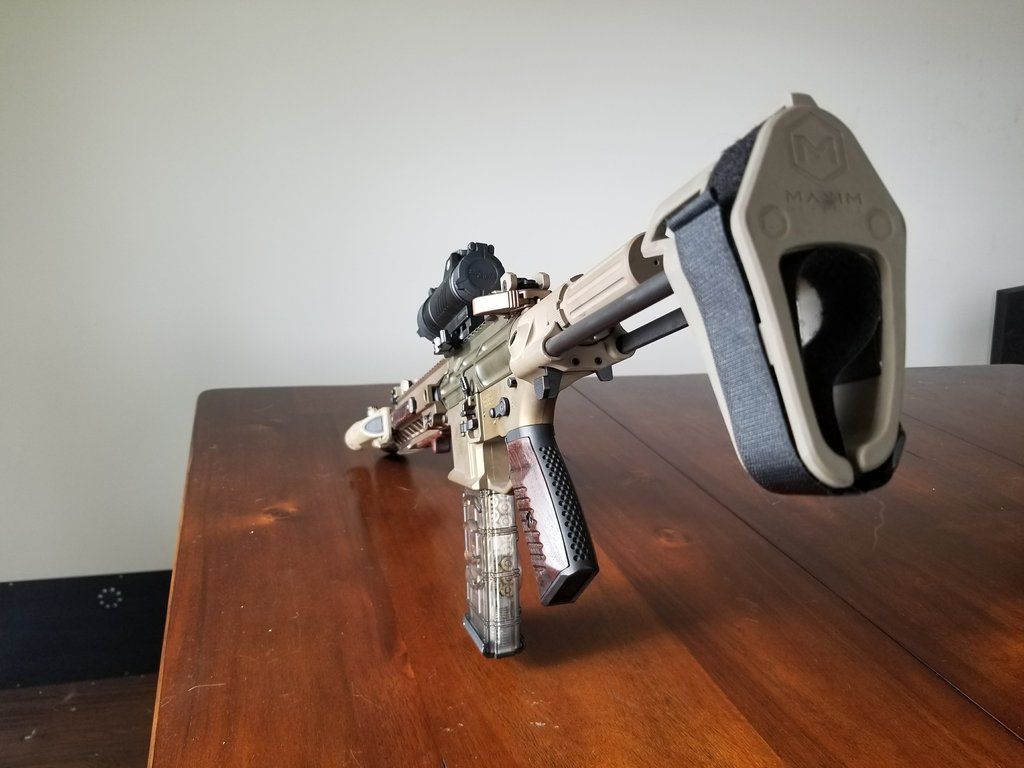 Pistola AR con brace su tavolo, 1024x768 HD, PC Desktop