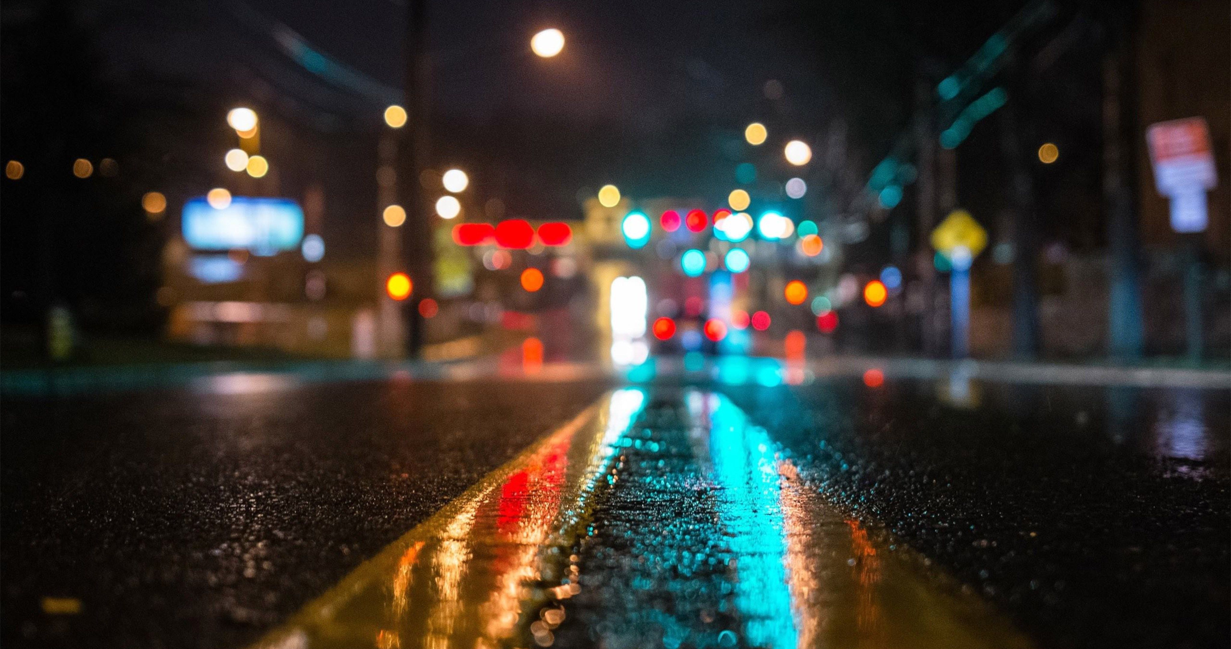 Strada bagnata notturna con bokeh, 4096x2160 4K Ultra HD, Monitor 4K
