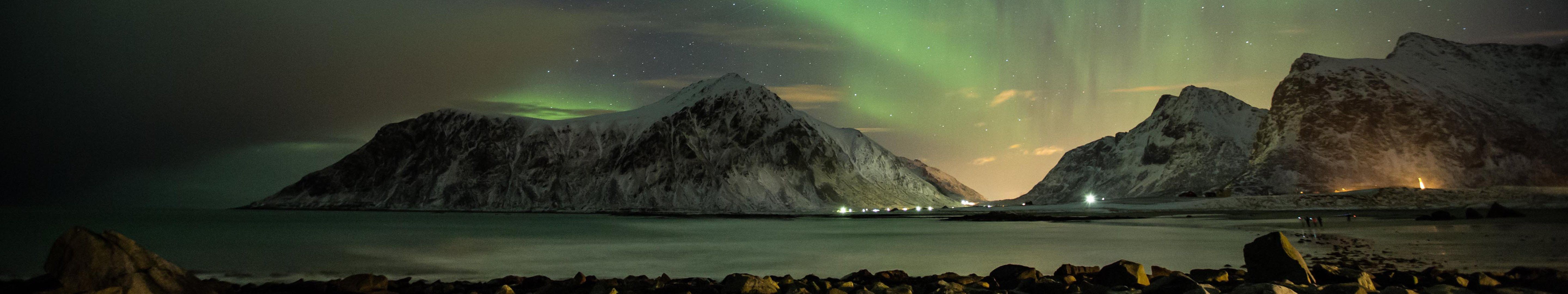 Aurora boreale su montagne innevate, 5760x1080 Ultrawide, Dual Monitor