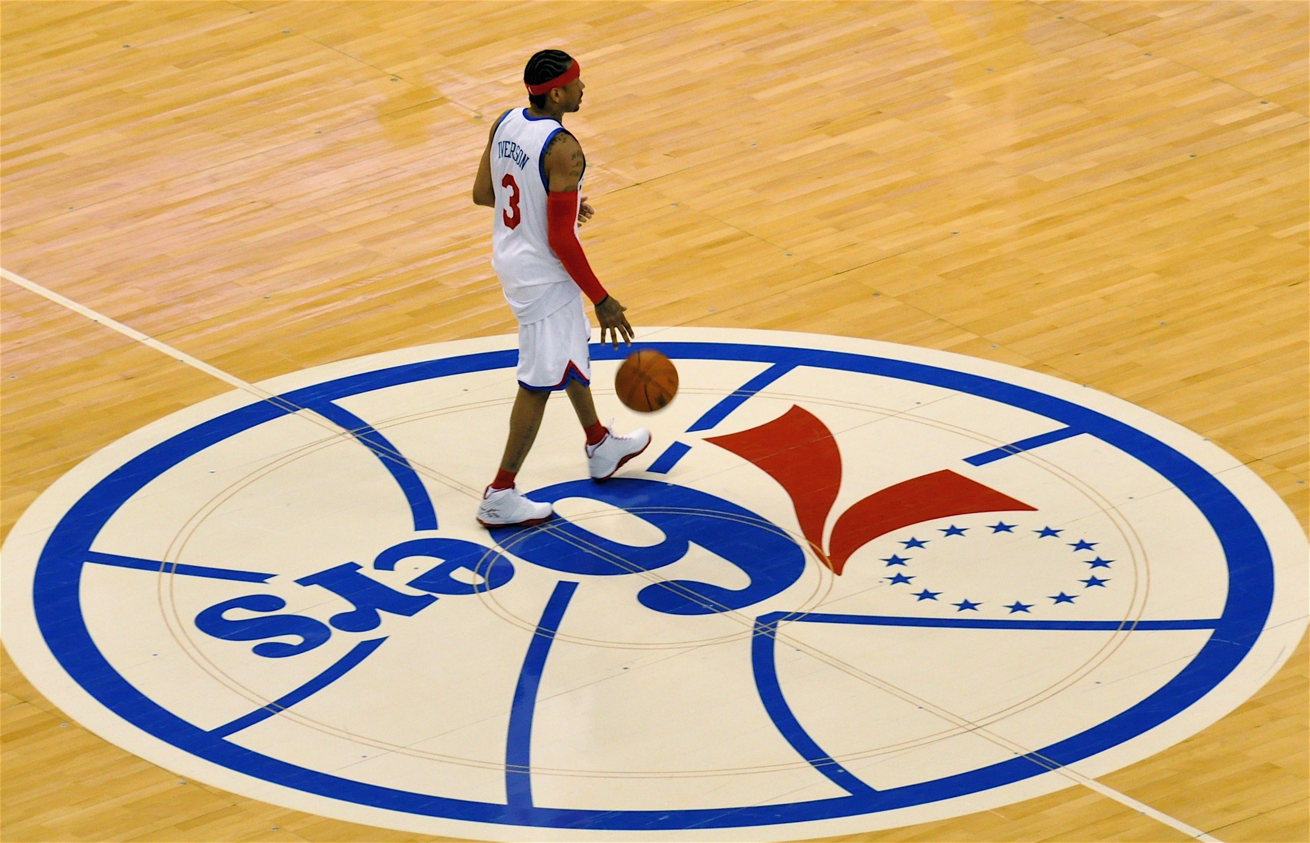 Giocatore 76ers su parquet, 2661x1713 2K, Desktop