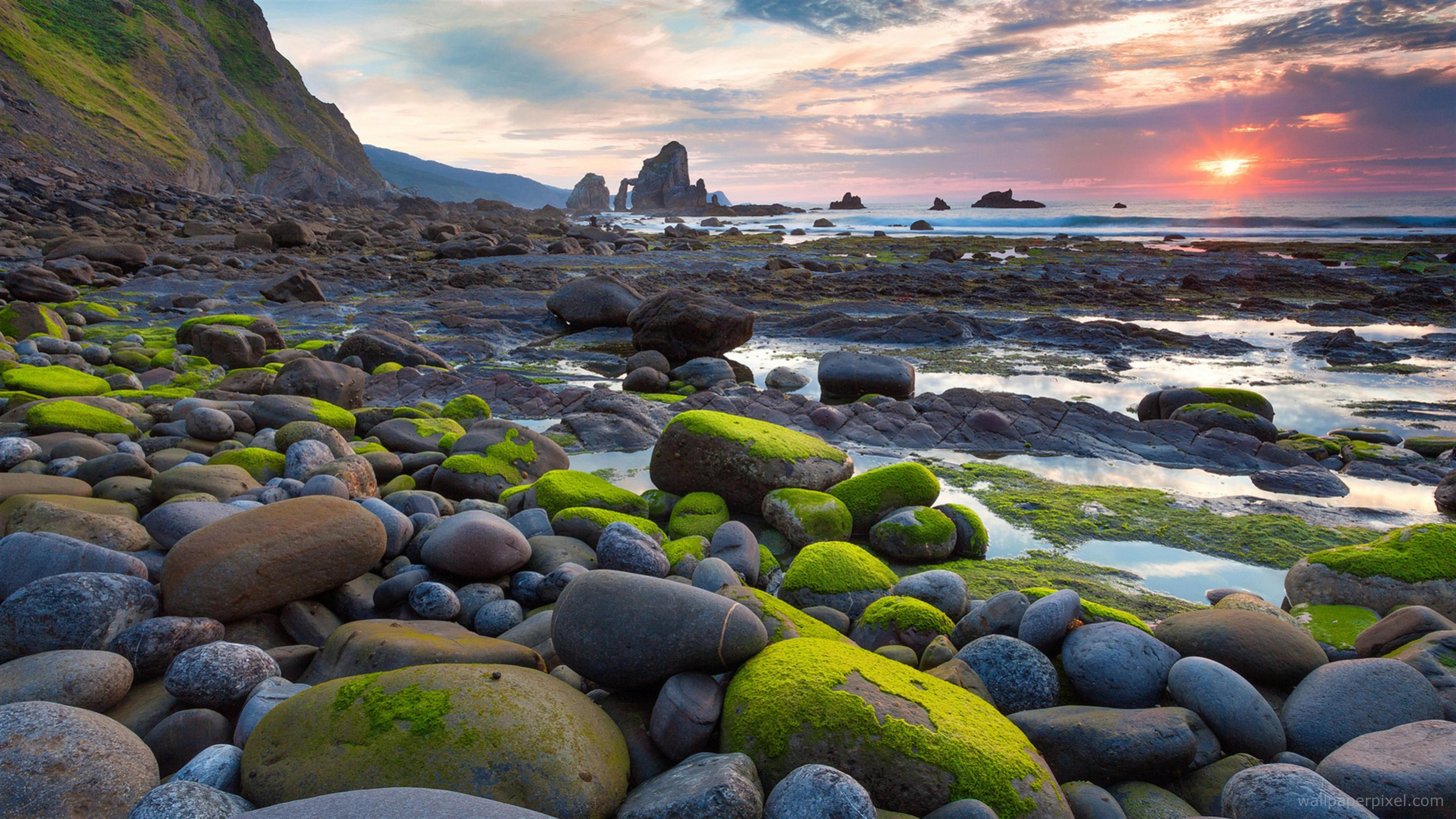 Spiaggia rocciosa al tramonto, 7680x4320 Ultra HD, PC