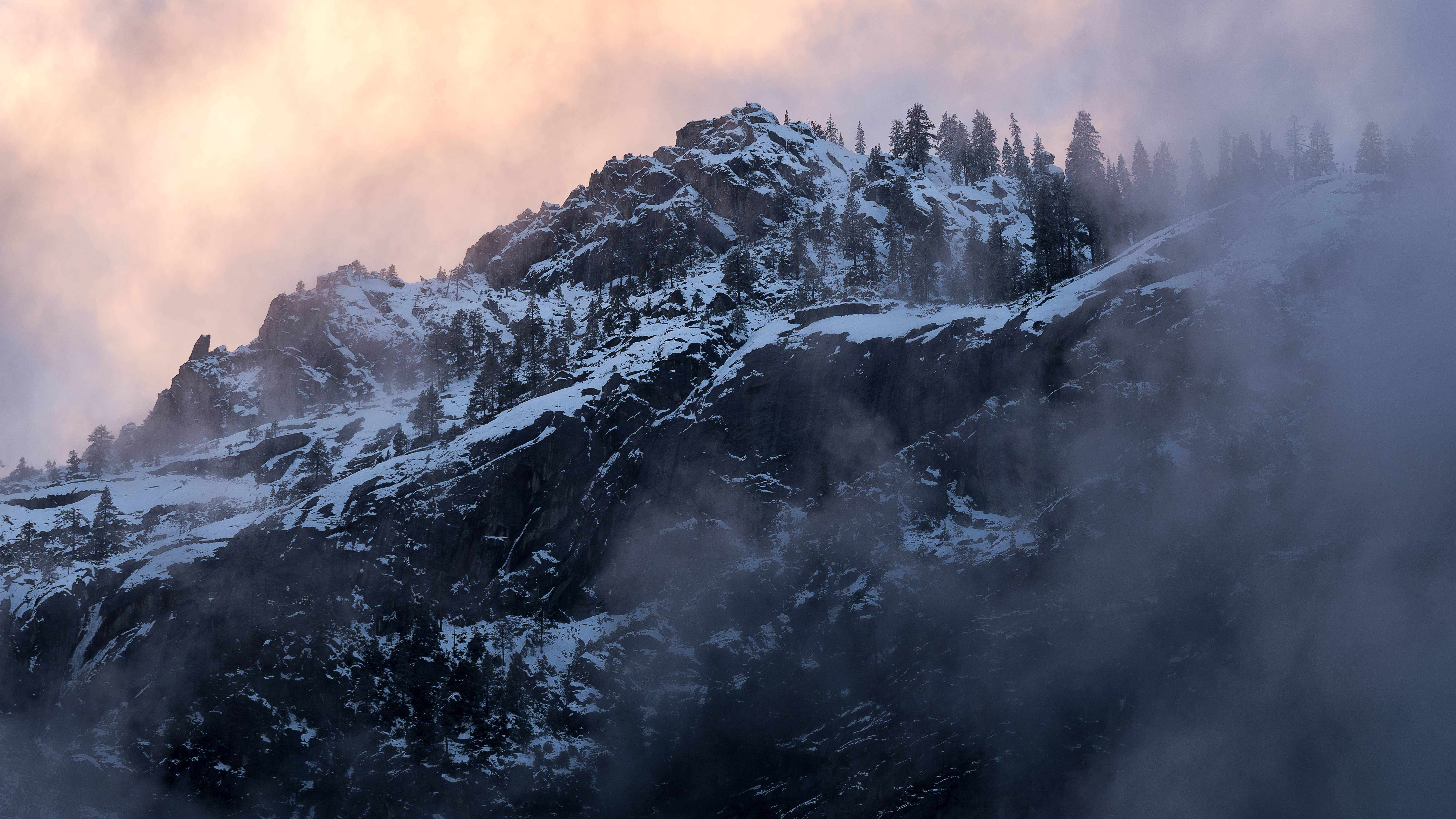 Montagna innevata tra nuvole, 7680x4320 4K, PC Desktop