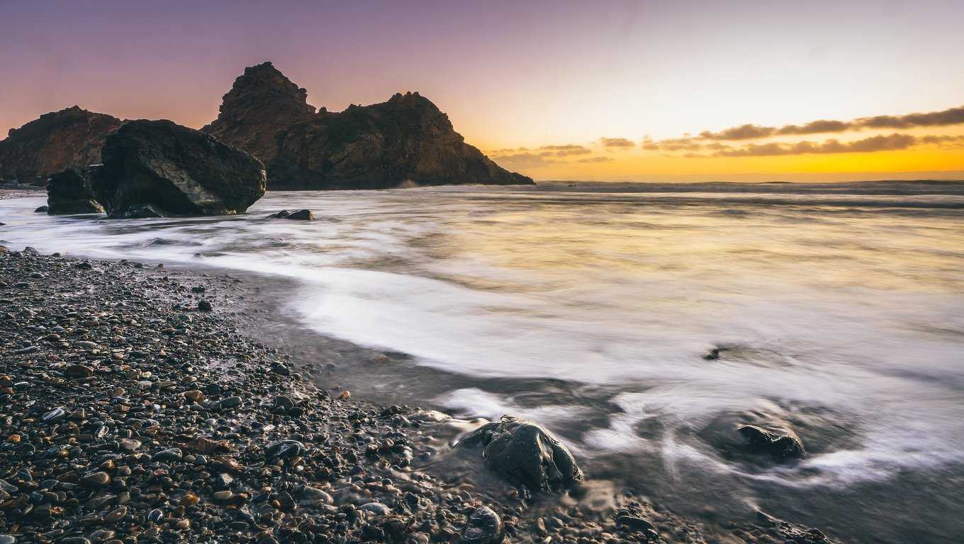Spiaggia rocciosa al tramonto, 1360x768 HD, PC Desktop