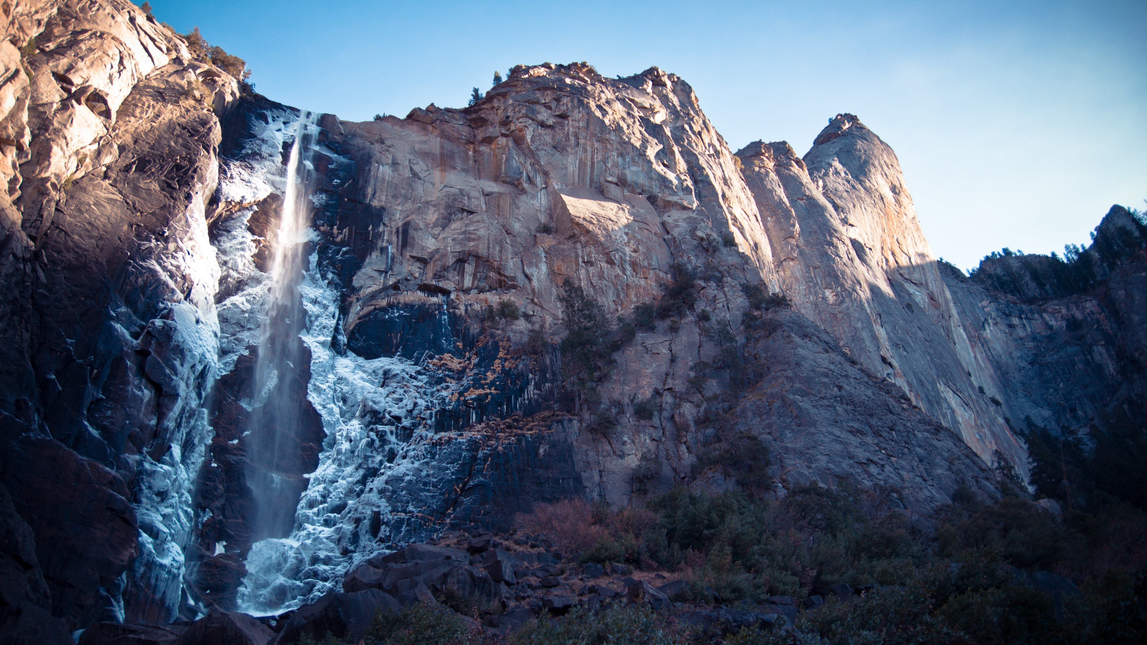 Cascata montagna rocciosa, 3840x2160 4K, Desktop 4K