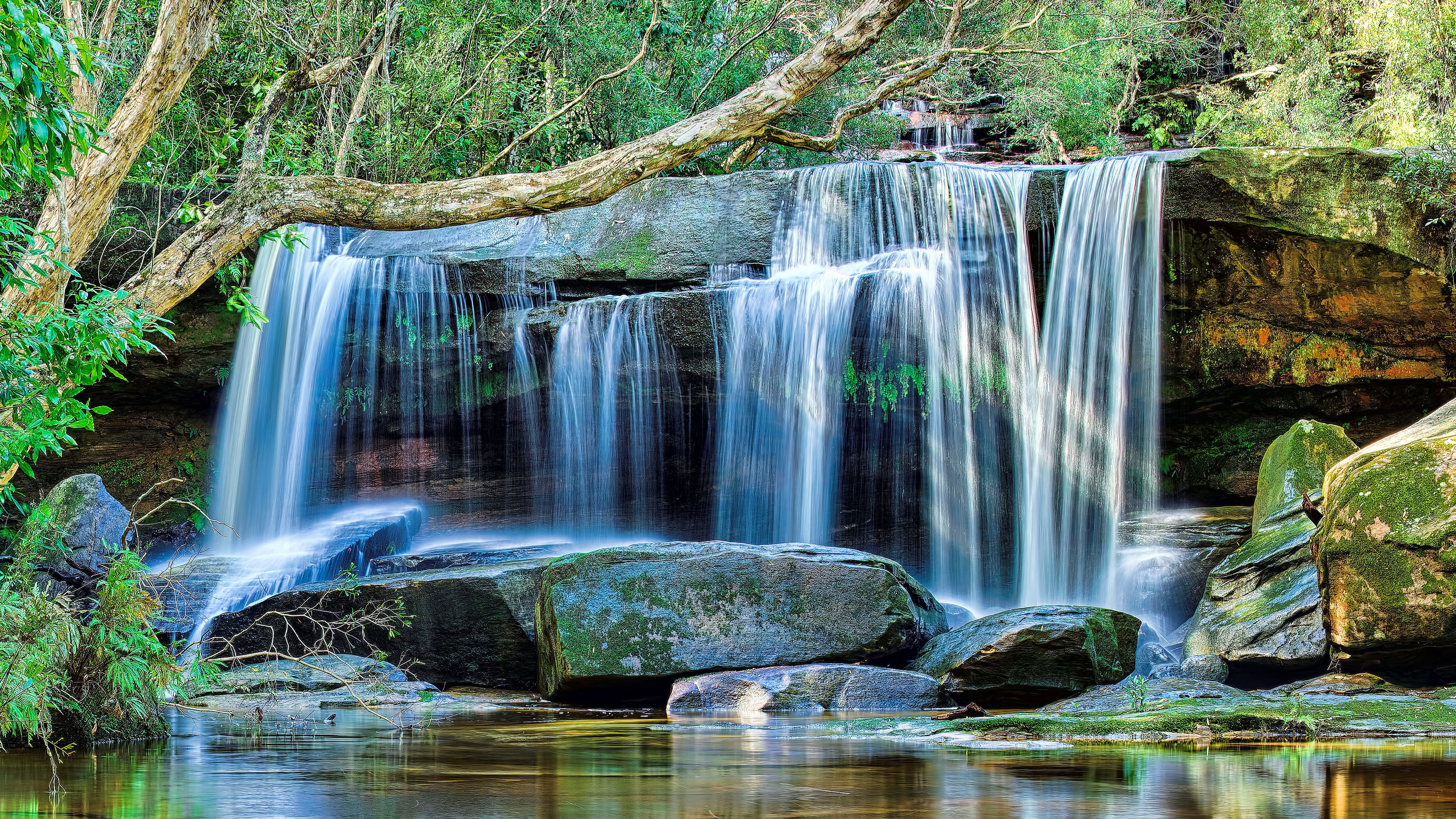 Cascata nella foresta verde, 7680x4320 UHD, PC 4K