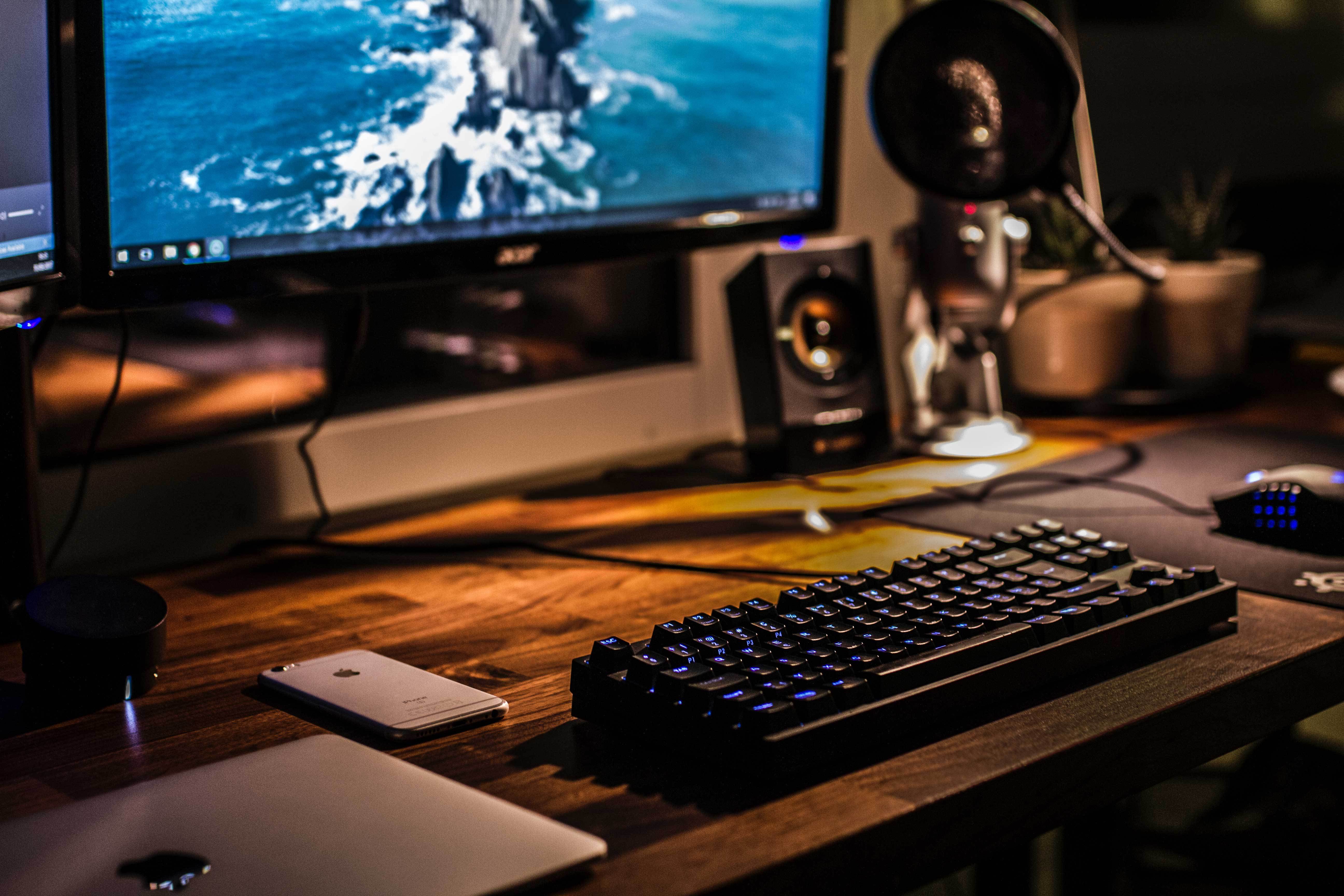 Setup gaming scrivania monitor tastiera, 5184x3456 Ultra HD, 4K TV