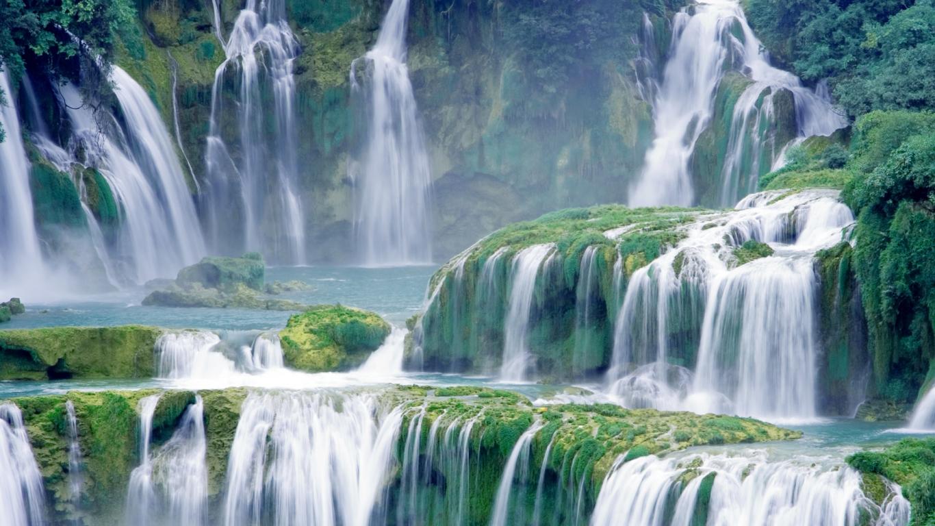 Cascata multipla tra rocce verdi, 1366x768 720p, iMac
