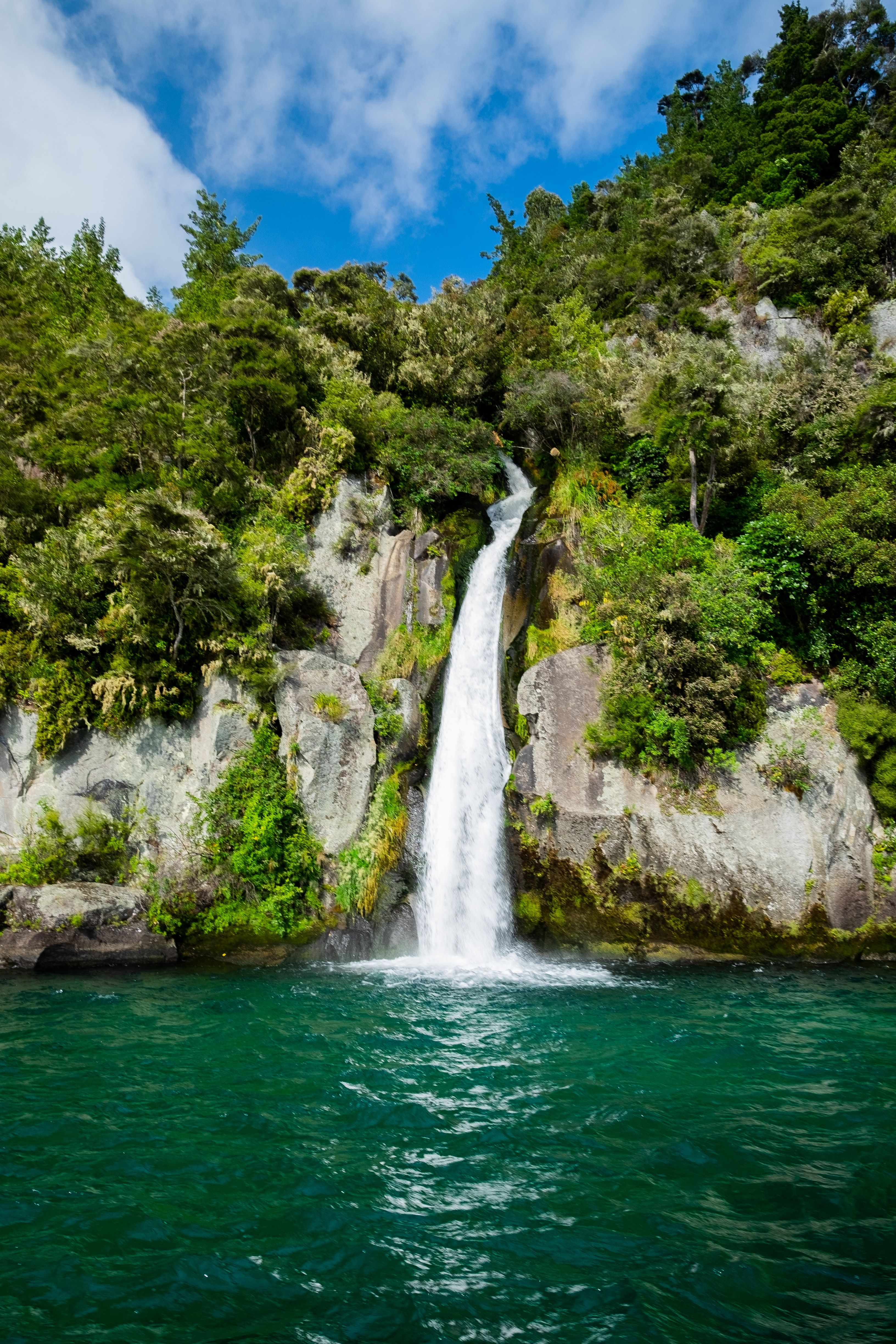 cascata tra rocce verdi, 3264x4896 Verticale, Mobile