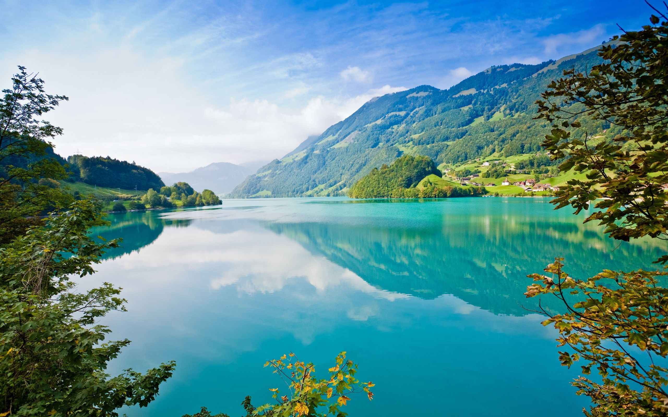 Lago turchese tra montagne verdi, 2560x1600 2K, Laptop