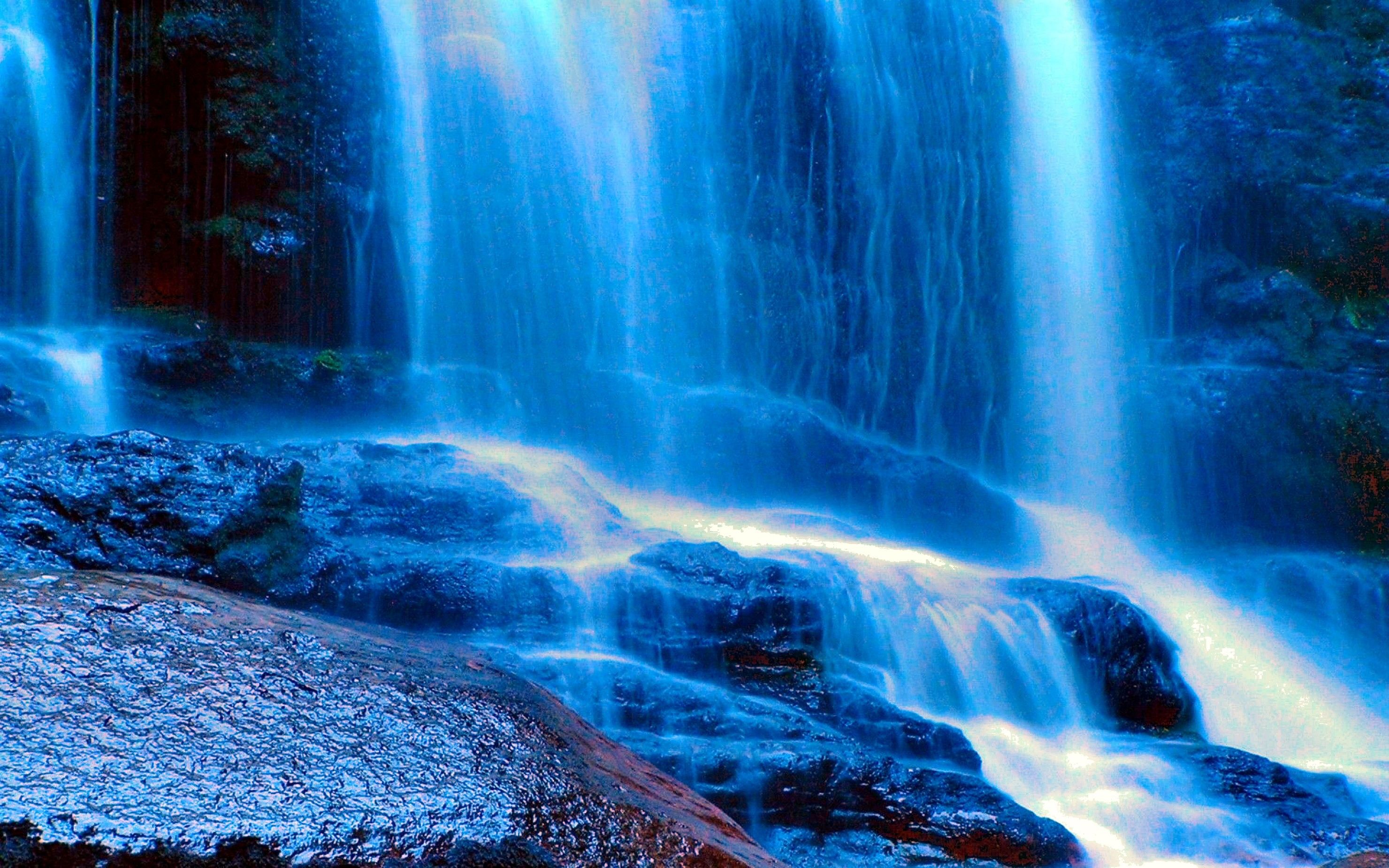 Cascata blu tra rocce, 2960x1850 2K, Desktop