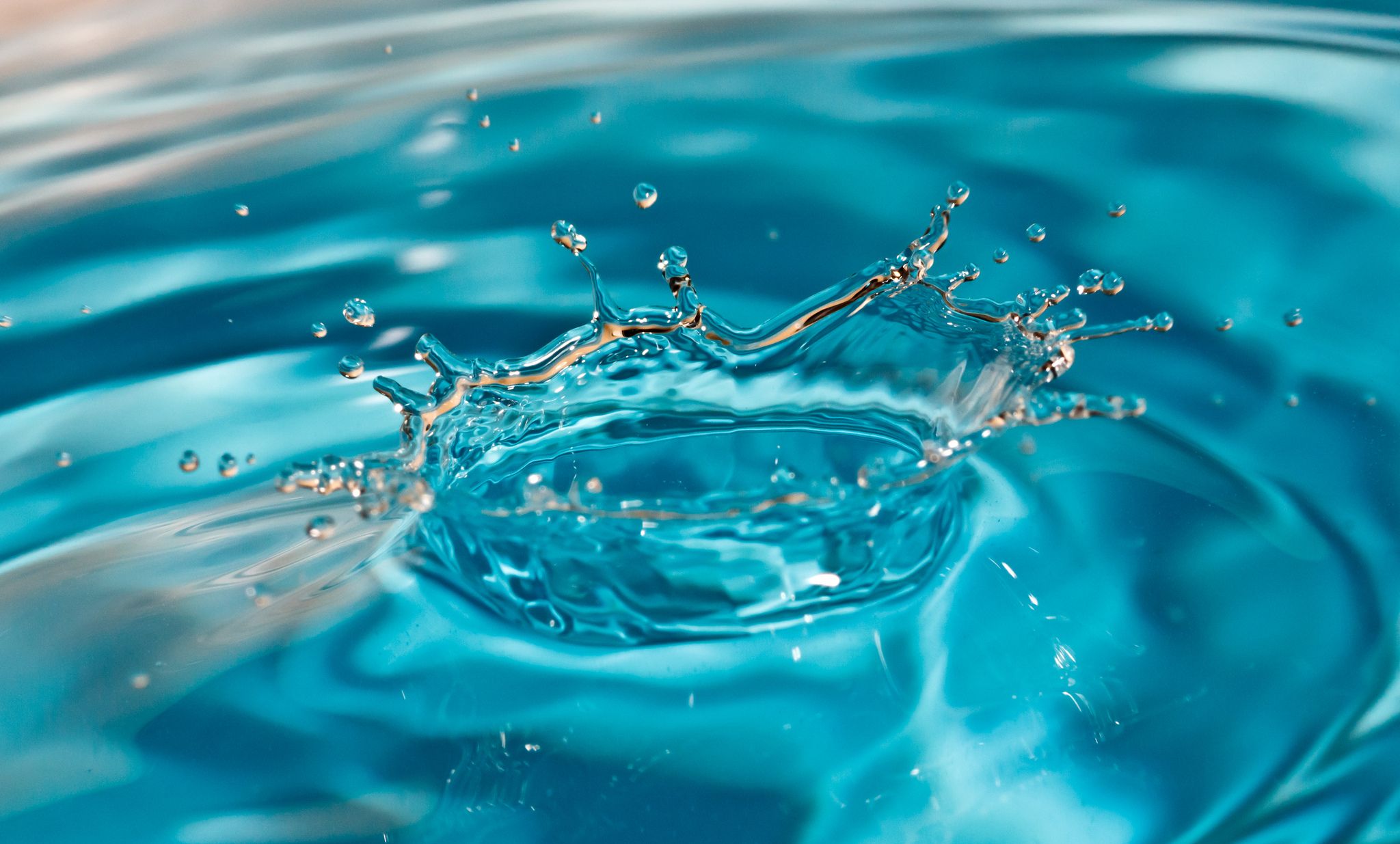 Goccia d'acqua schizzo blu, 2048x1235 alta risoluzione, Desktop