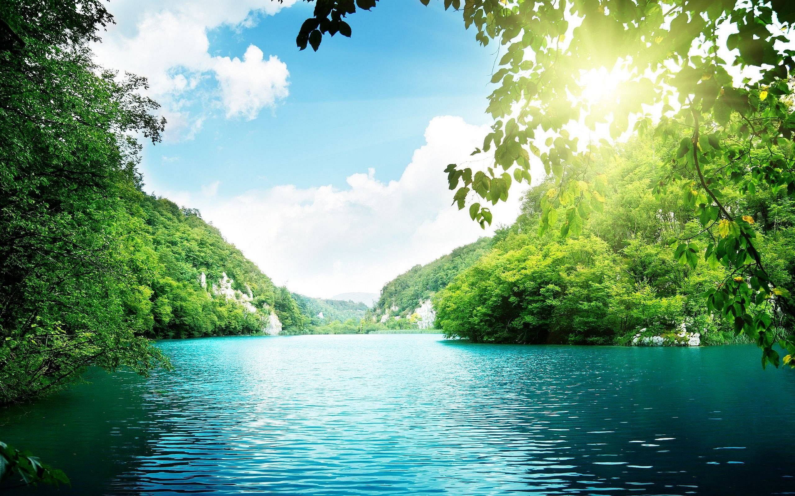 Lago turchese tra colline verdi, 2560x1600 2K+, Laptop