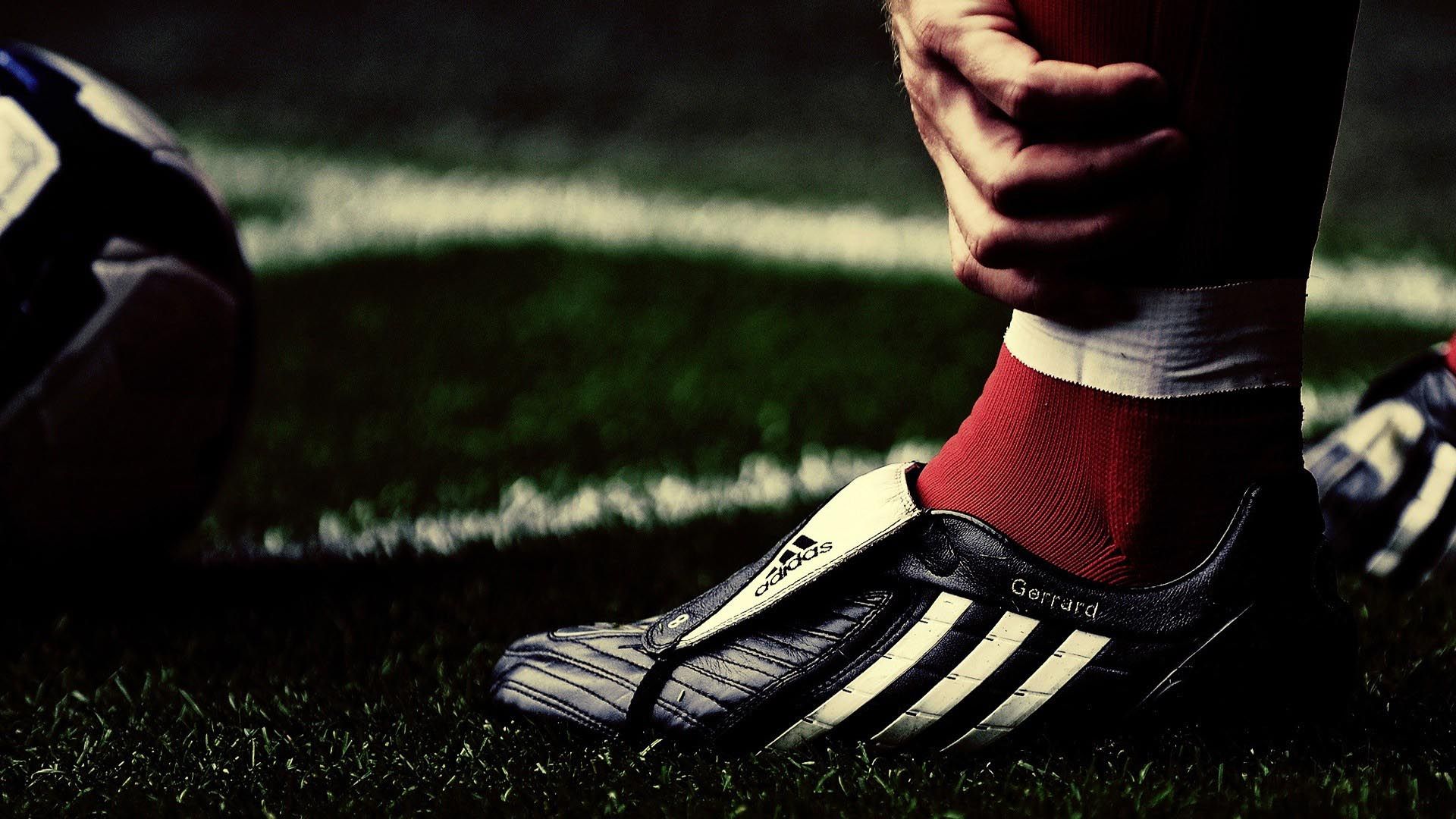Calciatore maglia rossa stadio, 1256x721 HD, Desktop