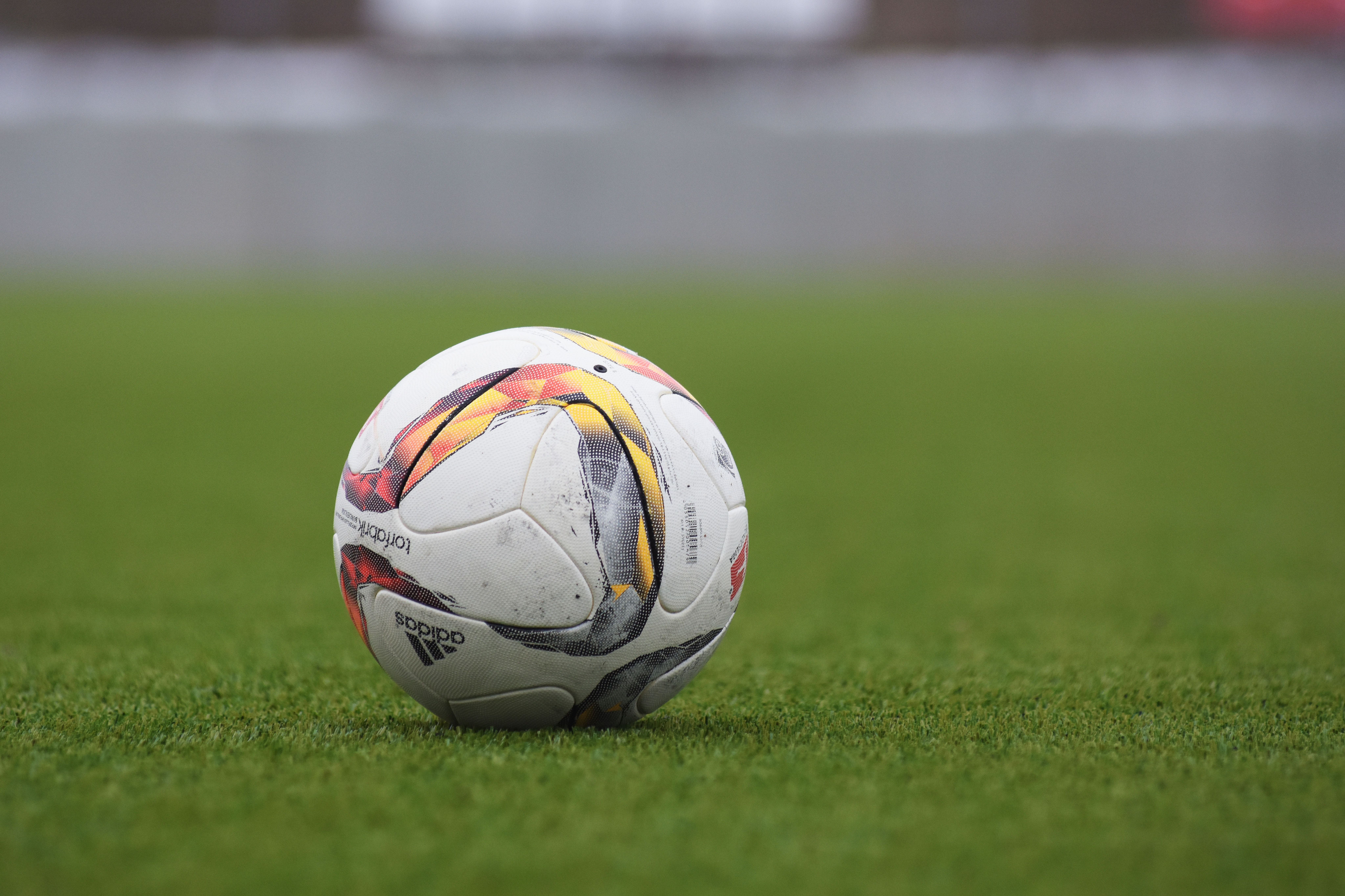 Pallone Adidas su campo erboso, 8192x5461 Ultra HD, 4K TV