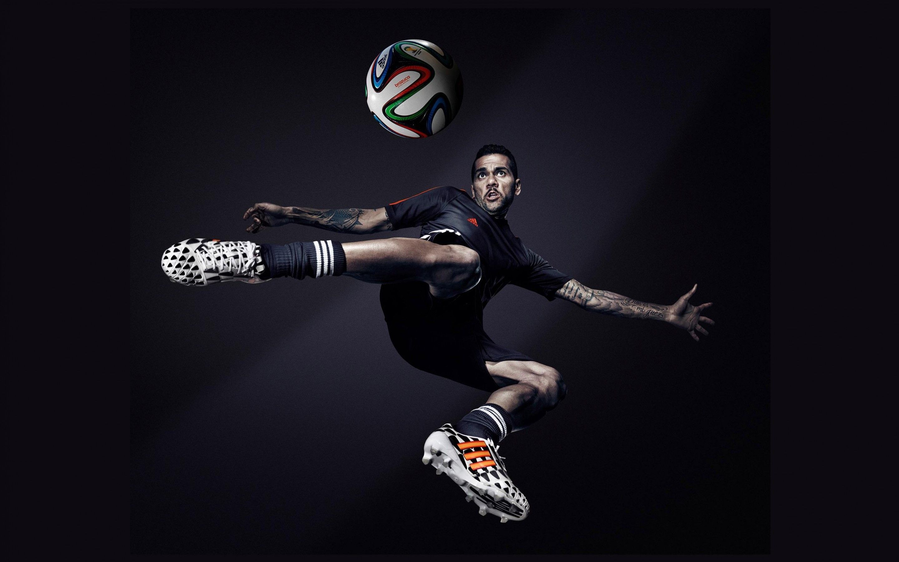 Calciatore Adidas pallone nero, 2880x1800 WQXGA, Laptop