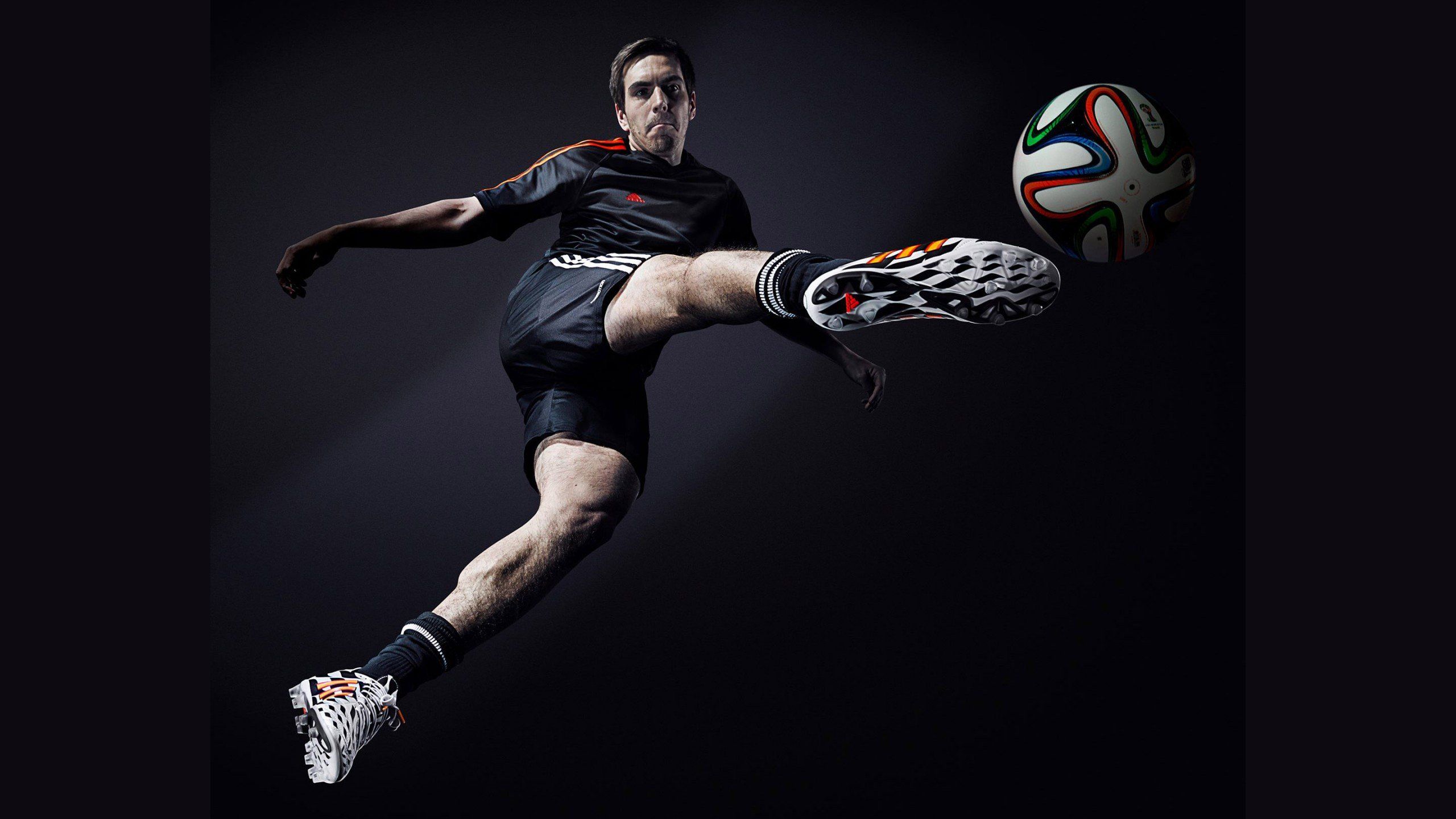 Calciatore Adidas con pallone, 2560x1440 QHD, Laptop