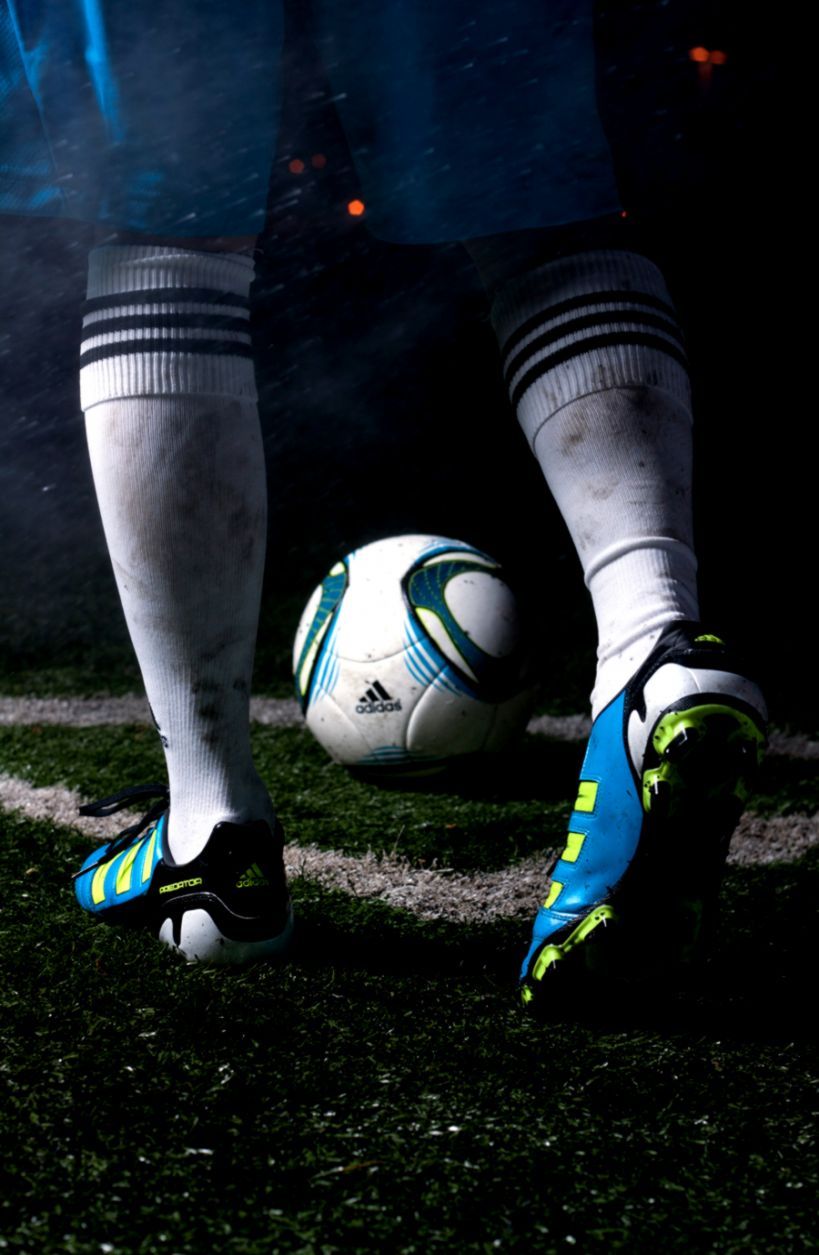 Scarpini Adidas Predator con pallone, tre strisce, 819x1255 Verticale, Mobile
