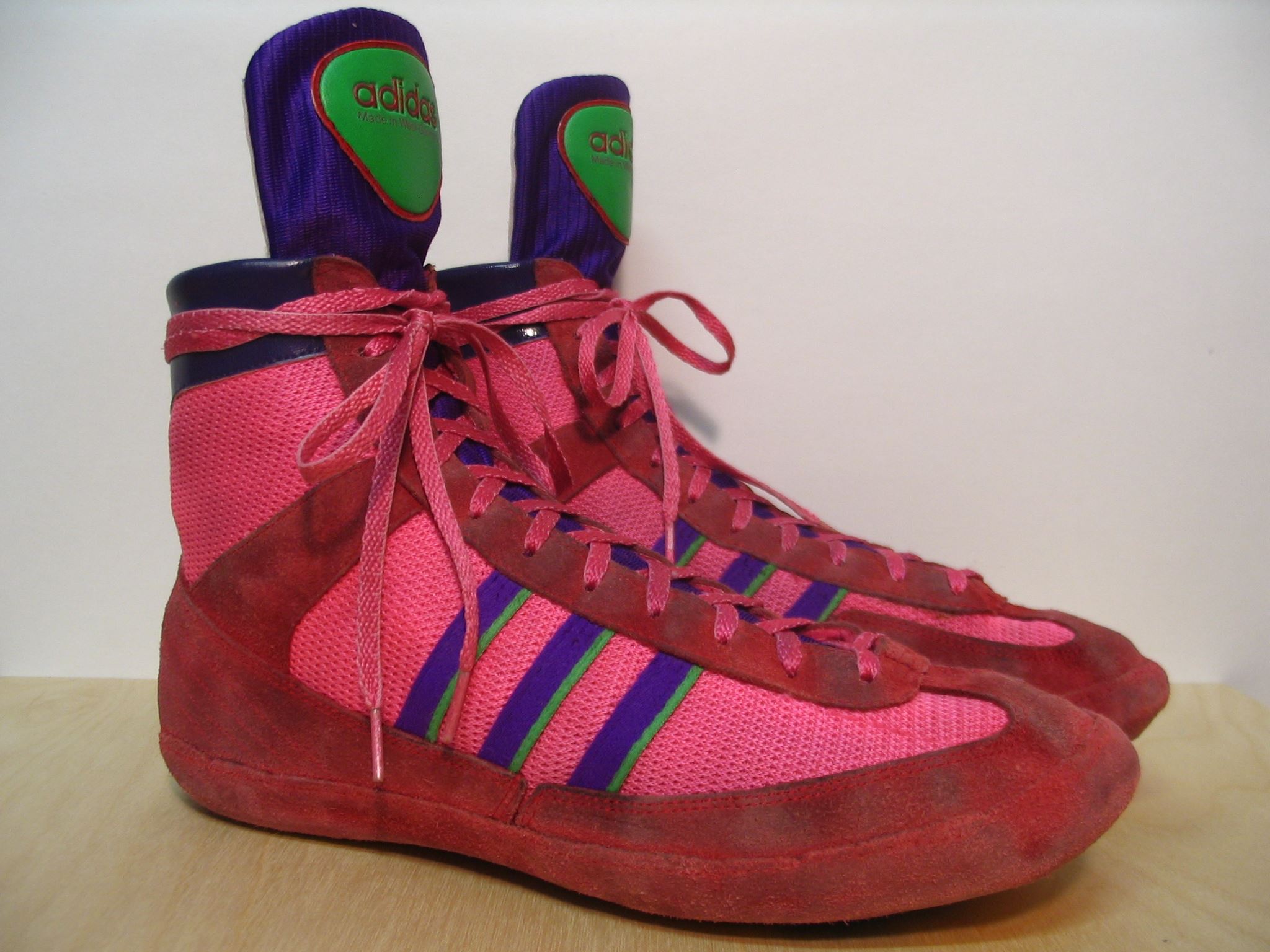 Sneaker rosa sospesa sopra mano, 1000x1500 Full HD Verticale, Smartphone