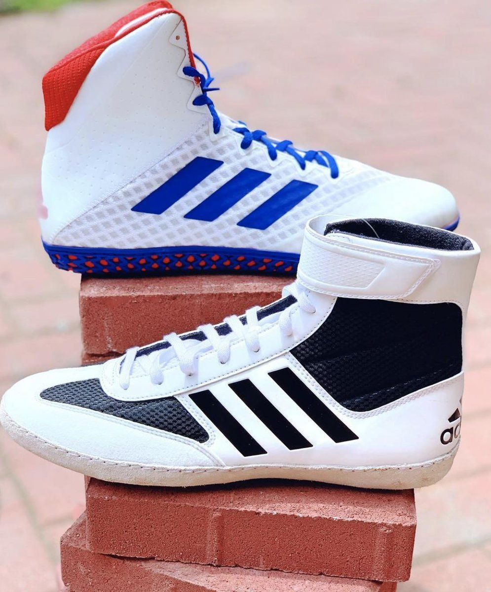Adidas calciatore in azione, abbigliamento sportivo, 1600x1280 HD, Desktop