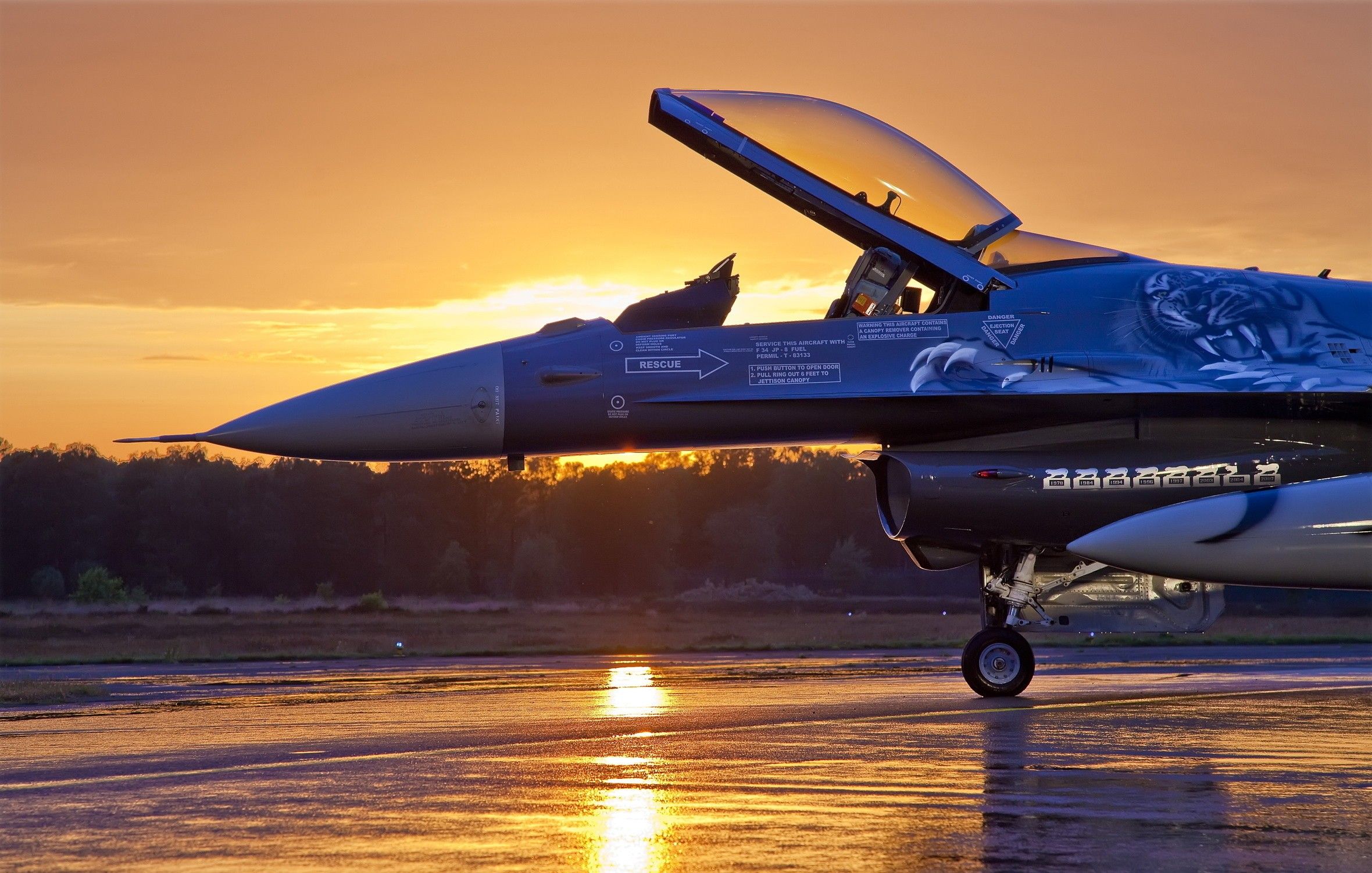 Caccia F-16 al tramonto, 2360x1502 alta risoluzione, Desktop