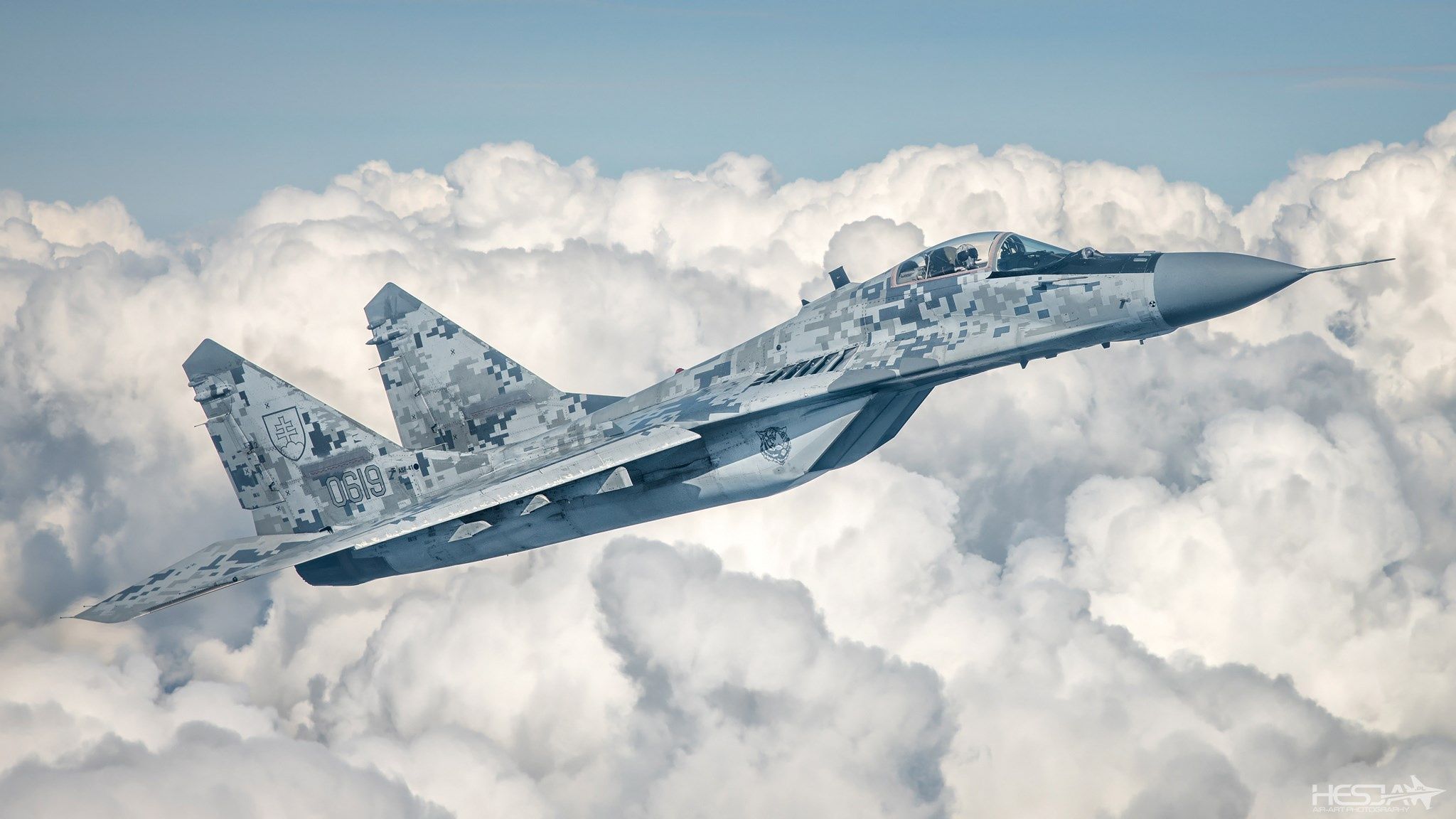 Caccia MiG-29 tra nuvole, 2048x1152 Hi-Res, iMac