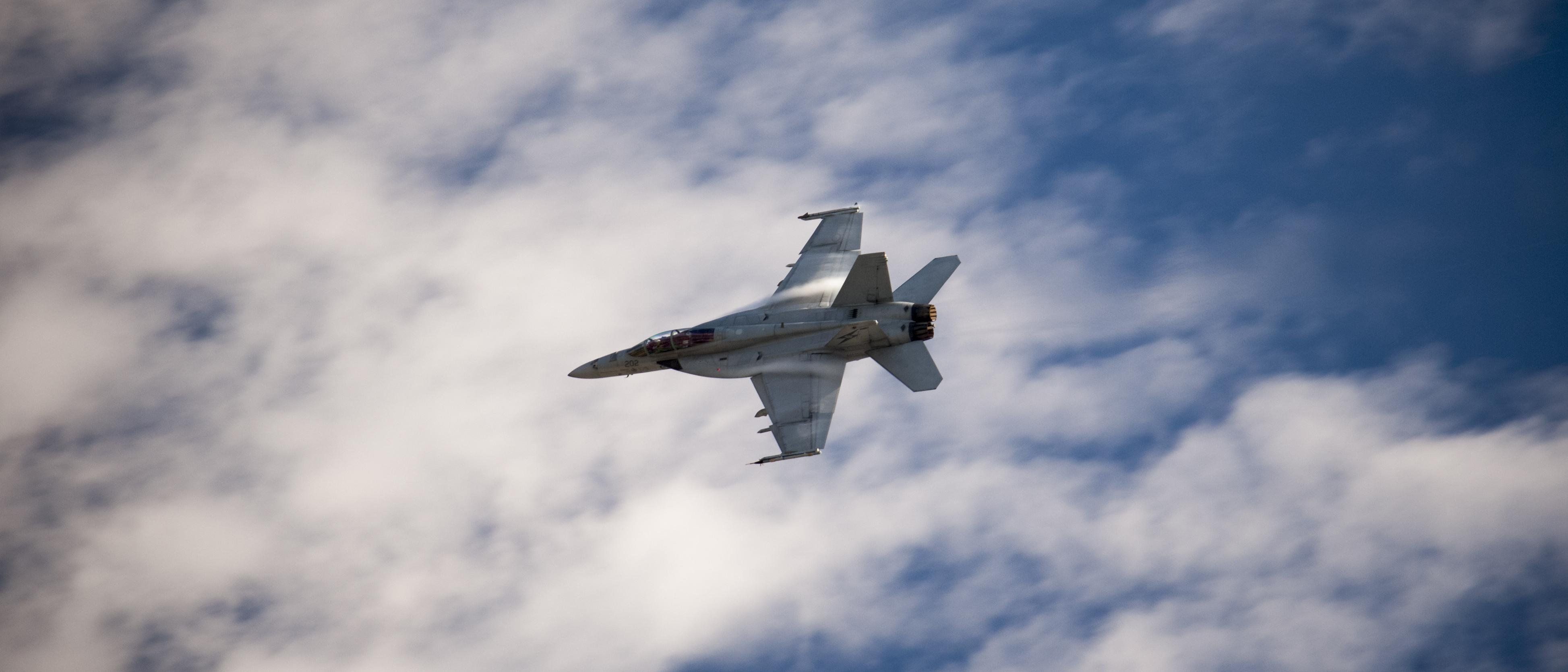 Aereo da caccia F/A-18 in volo, 3894x1669 Panoramico, Dual Screen