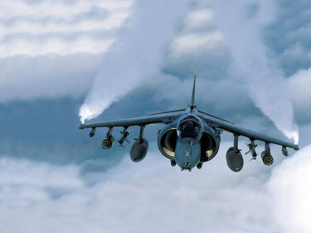 Aereo da caccia Harrier tra nuvole, 1024x768 HD, Desktop