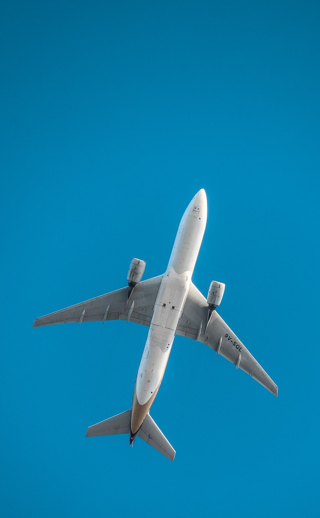 Aereo bianco visto dal basso, 1080x1749 Full HD Verticale, iPhone