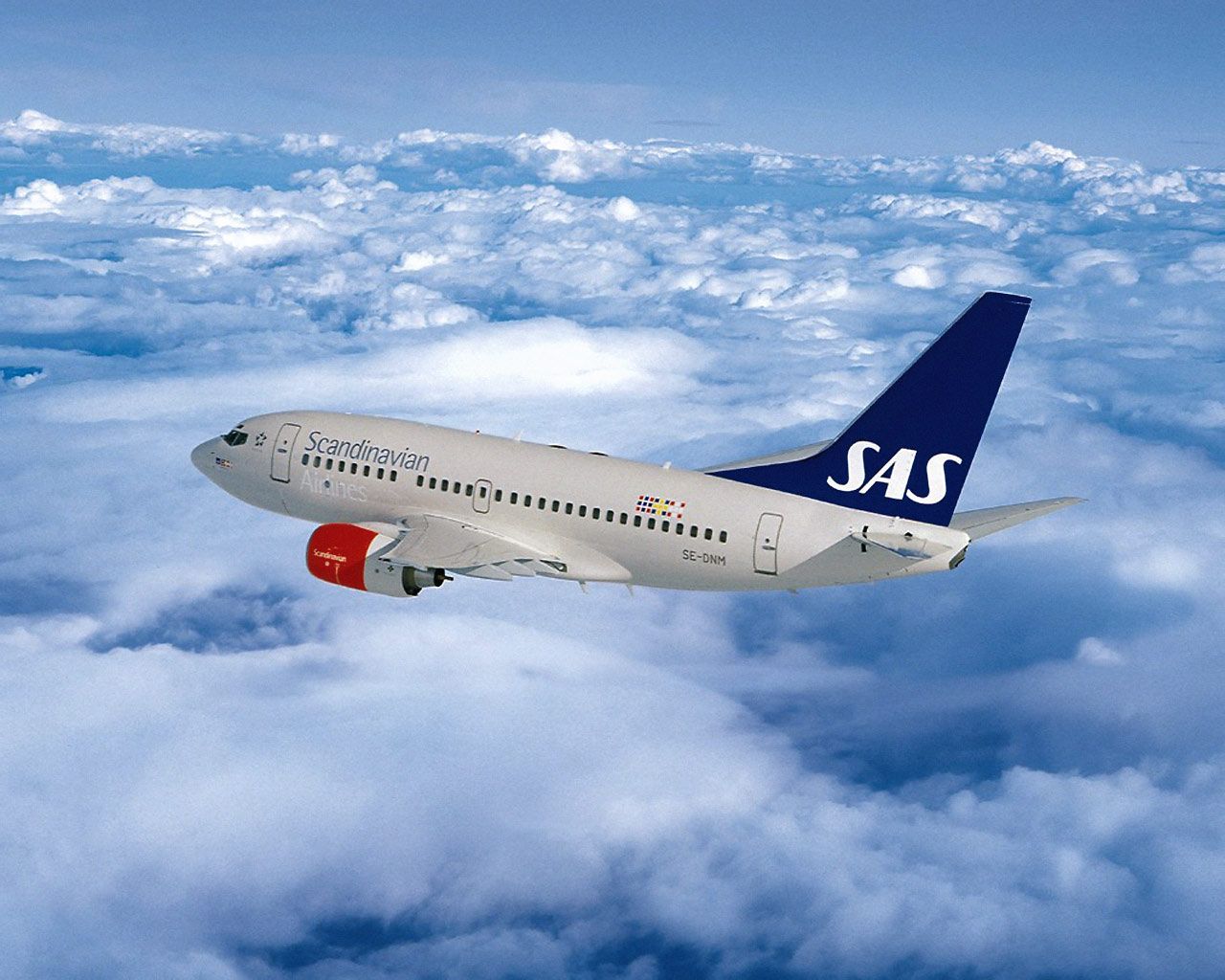 Aereo SAS in volo tra nuvole, 1280x1024 720p, Laptop