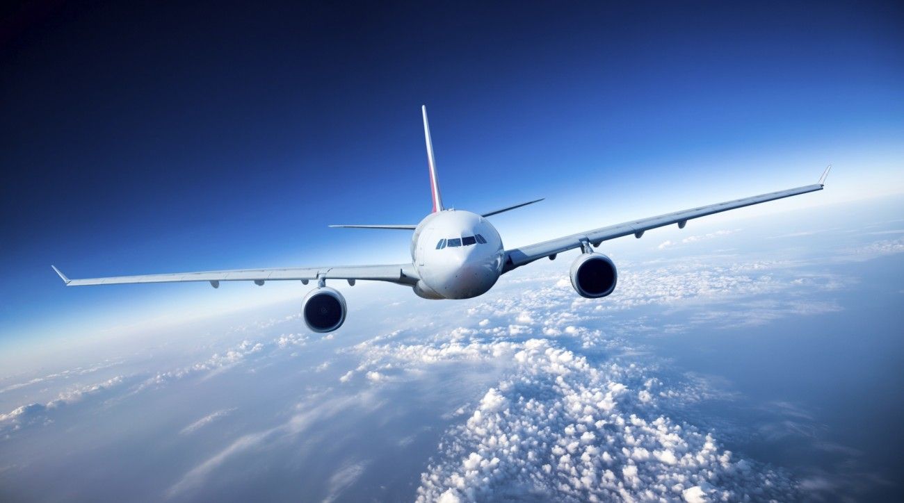 Aereo bianco in volo, cielo blu, 1300x724 HD, Desktop