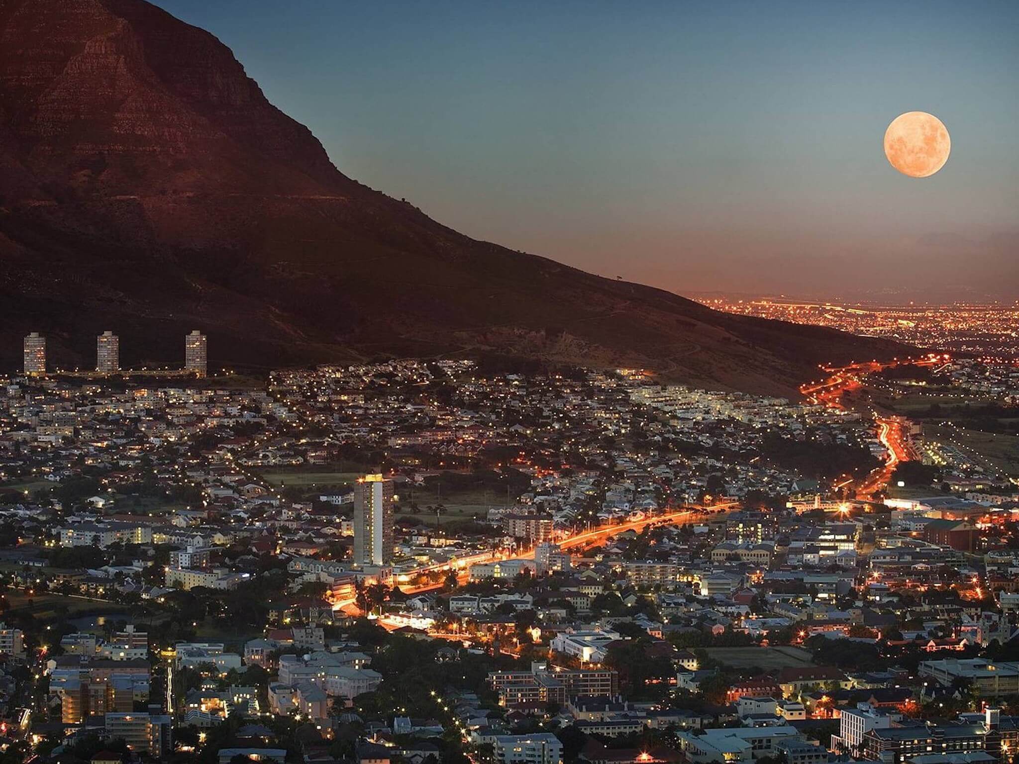 Città di Cape Town notturna con luna, 2048x1536 alta risoluzione, Laptop