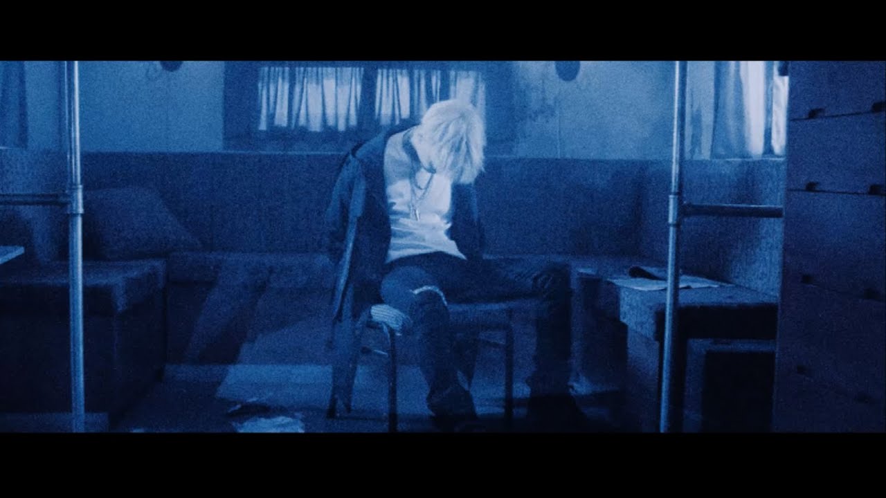 Uomo seduto stanza blu, 1280x720 HD, PC Desktop