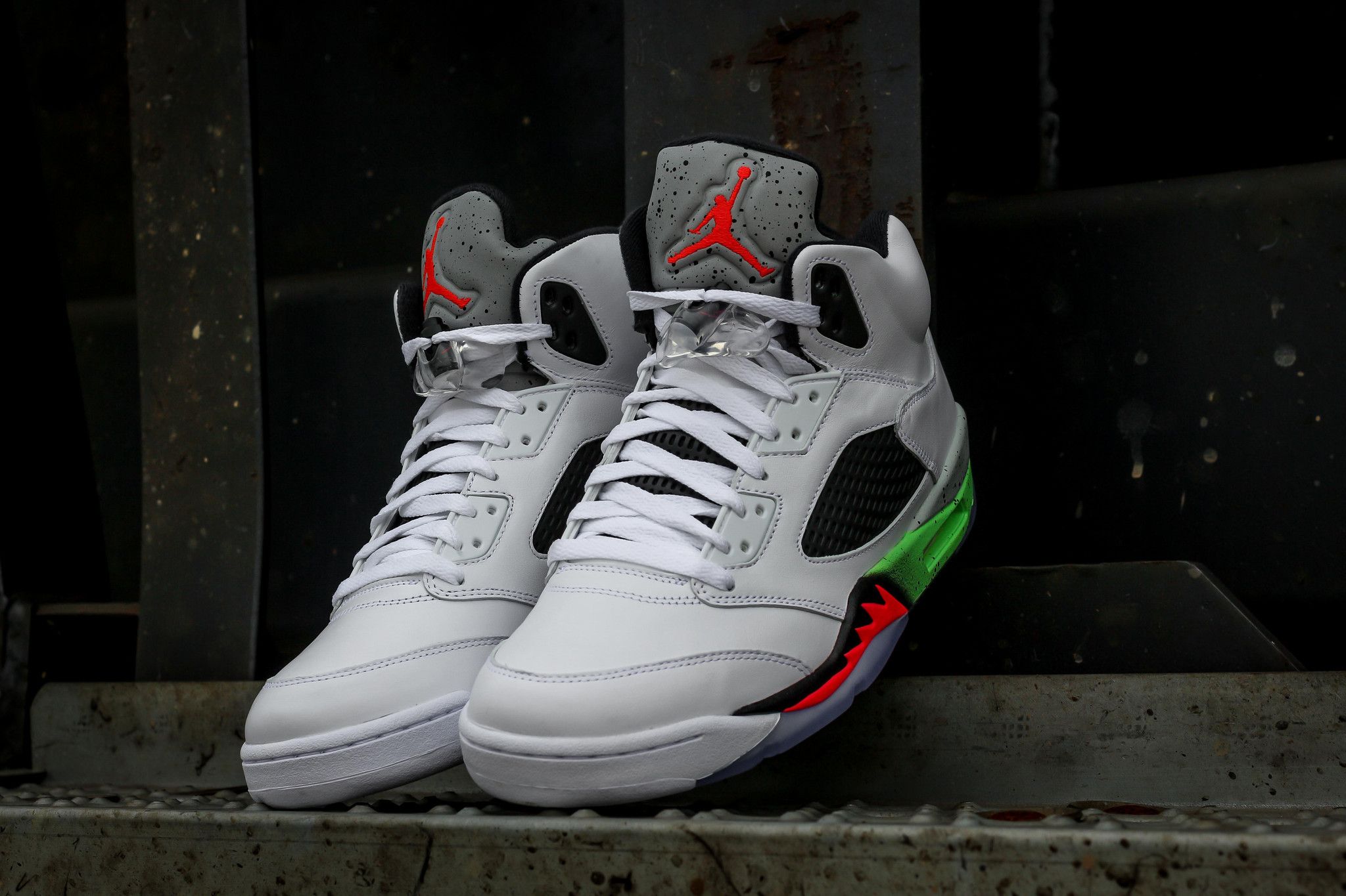 Sneaker Air Jordan bianche colorate, 2048x1365 2K, iMac
